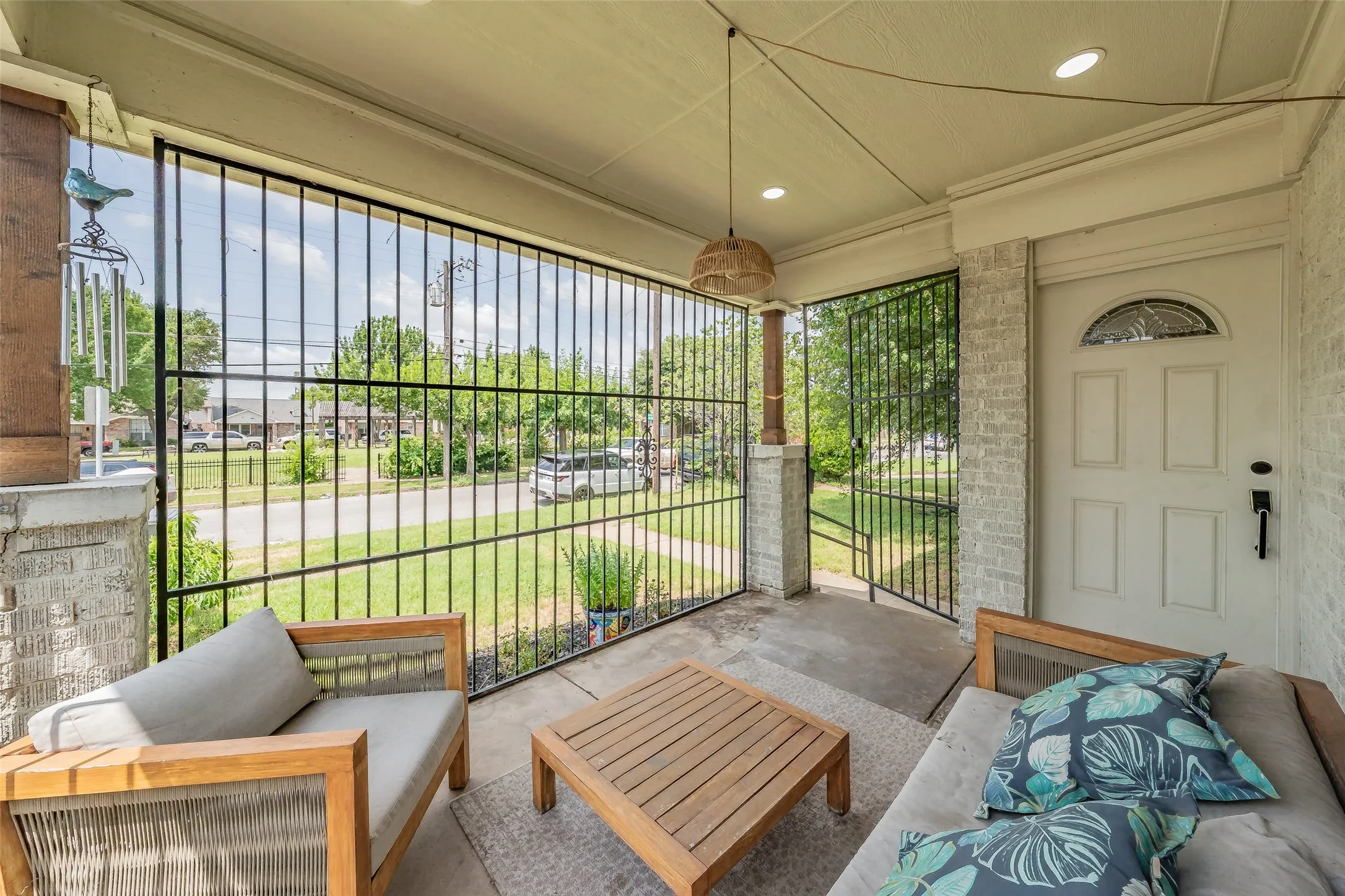 Single Family Residence For Sale in Dallas County , 3606 Holmes Street, Dallas, Texas 75215, 2 Bedroom, 1 Bathroom, Garage spaces, 1,120 Sqft, built in 1925, mls#21312124, Real Estate Agent in Dallas, Homes For Sale in Dallas county, Homes For Sale in Dallas, Realtor in Dallas Texas, Real Estate Brokerage Independent Realty Texas, Luminita Cordes Realtor