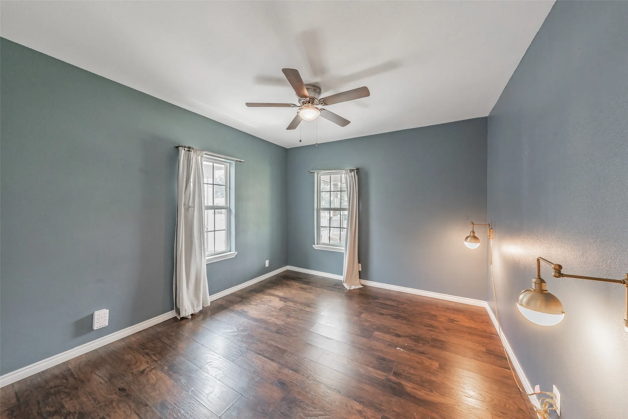 Single Family Residence For Sale in Dallas County , 3606 Holmes Street, Dallas, Texas 75215, 2 Bedroom, 1 Bathroom, Garage spaces, 1,120 Sqft, built in 1925, mls#21312124, Real Estate Agent in Dallas, Homes For Sale in Dallas county, Homes For Sale in Dallas, Realtor in Dallas Texas, Real Estate Brokerage Independent Realty Texas, Luminita Cordes Realtor