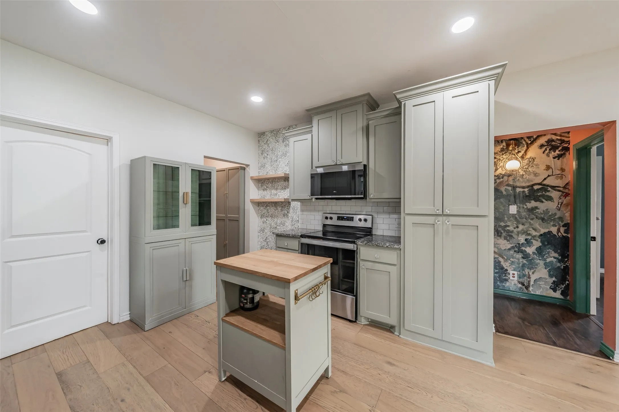 Single Family Residence For Sale in Dallas County , 3606 Holmes Street, Dallas, Texas 75215, 2 Bedroom, 1 Bathroom, Garage spaces, 1,120 Sqft, built in 1925, mls#21312124, Real Estate Agent in Dallas, Homes For Sale in Dallas county, Homes For Sale in Dallas, Realtor in Dallas Texas, Real Estate Brokerage Independent Realty Texas, Luminita Cordes Realtor