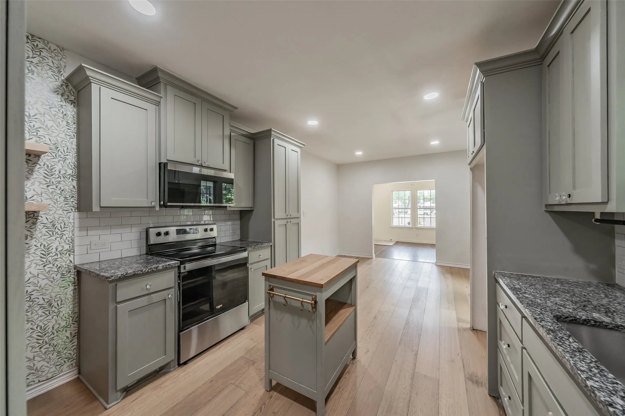 Single Family Residence For Sale in Dallas County , 3606 Holmes Street, Dallas, Texas 75215, 2 Bedroom, 1 Bathroom, Garage spaces, 1,120 Sqft, built in 1925, mls#21312124, Real Estate Agent in Dallas, Homes For Sale in Dallas county, Homes For Sale in Dallas, Realtor in Dallas Texas, Real Estate Brokerage Independent Realty Texas, Luminita Cordes Realtor