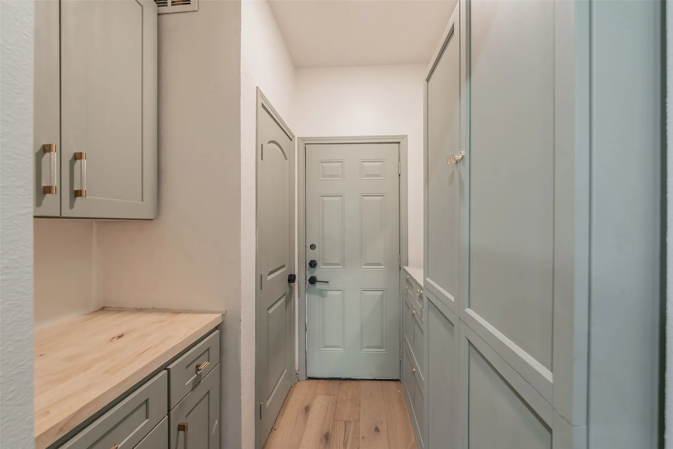 Single Family Residence For Sale in Dallas County , 3606 Holmes Street, Dallas, Texas 75215, 2 Bedroom, 1 Bathroom, Garage spaces, 1,120 Sqft, built in 1925, mls#21312124, Real Estate Agent in Dallas, Homes For Sale in Dallas county, Homes For Sale in Dallas, Realtor in Dallas Texas, Real Estate Brokerage Independent Realty Texas, Luminita Cordes Realtor