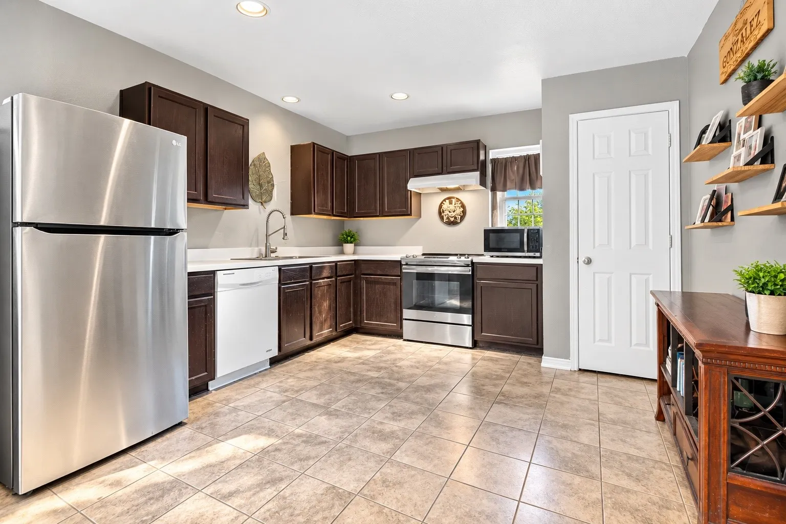 Single Family Residence For Sale in Dallas County , 2603 Custer Drive, Dallas, Texas 75216, 3 Bedroom, 2 Bathroom, Garage spaces, 1,219 Sqft, built in 2015, mls#21312393, Real Estate Agent in Dallas, Homes For Sale in Dallas county, Homes For Sale in Dallas, Realtor in Dallas Texas, Real Estate Brokerage Independent Realty Texas, Luminita Cordes Realtor