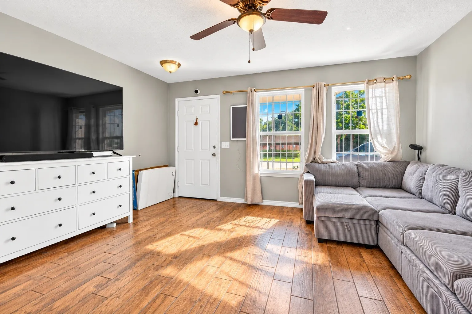 Single Family Residence For Sale in Dallas County , 2603 Custer Drive, Dallas, Texas 75216, 3 Bedroom, 2 Bathroom, Garage spaces, 1,219 Sqft, built in 2015, mls#21312393, Real Estate Agent in Dallas, Homes For Sale in Dallas county, Homes For Sale in Dallas, Realtor in Dallas Texas, Real Estate Brokerage Independent Realty Texas, Luminita Cordes Realtor