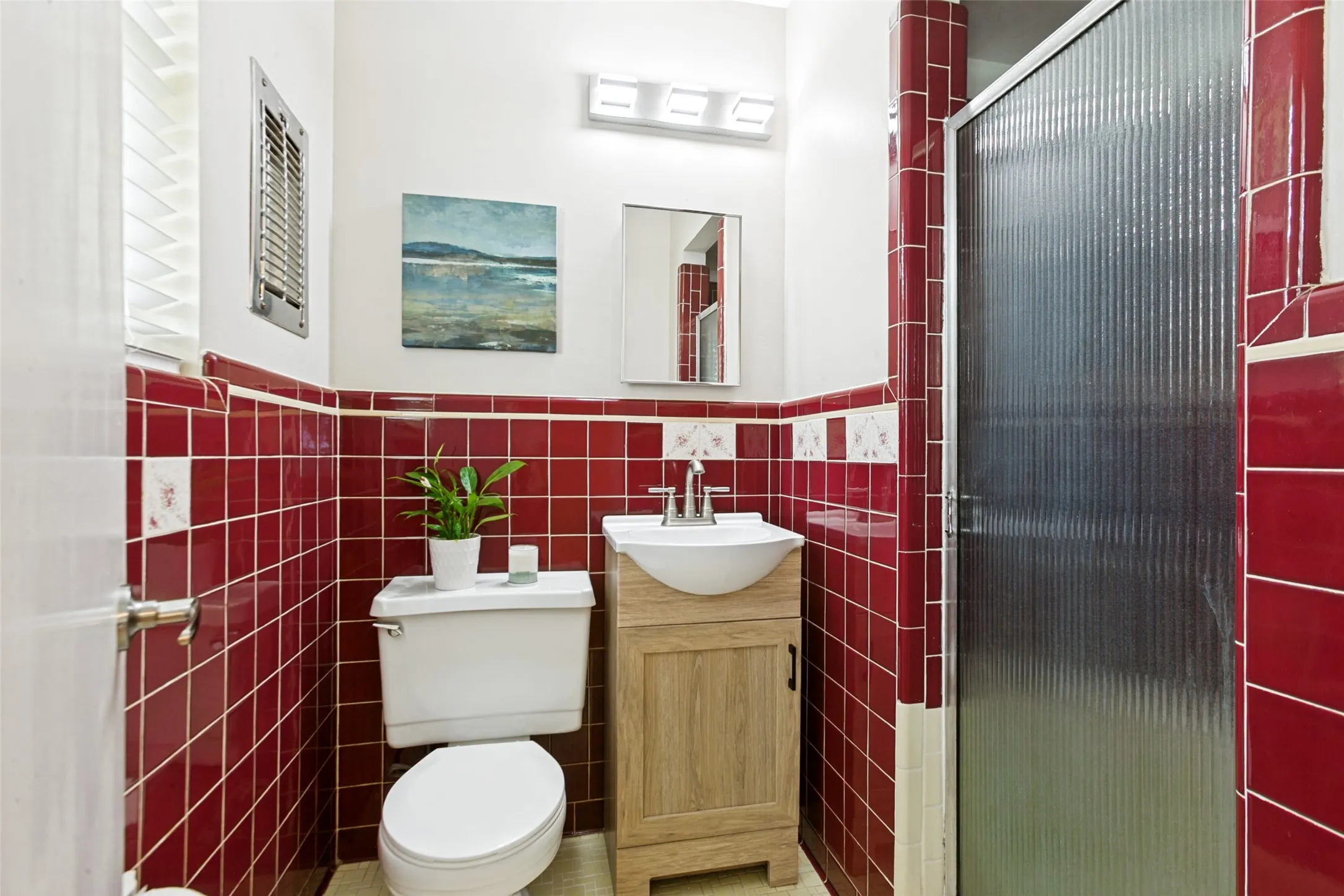 Private Bath in Front Bedroom.