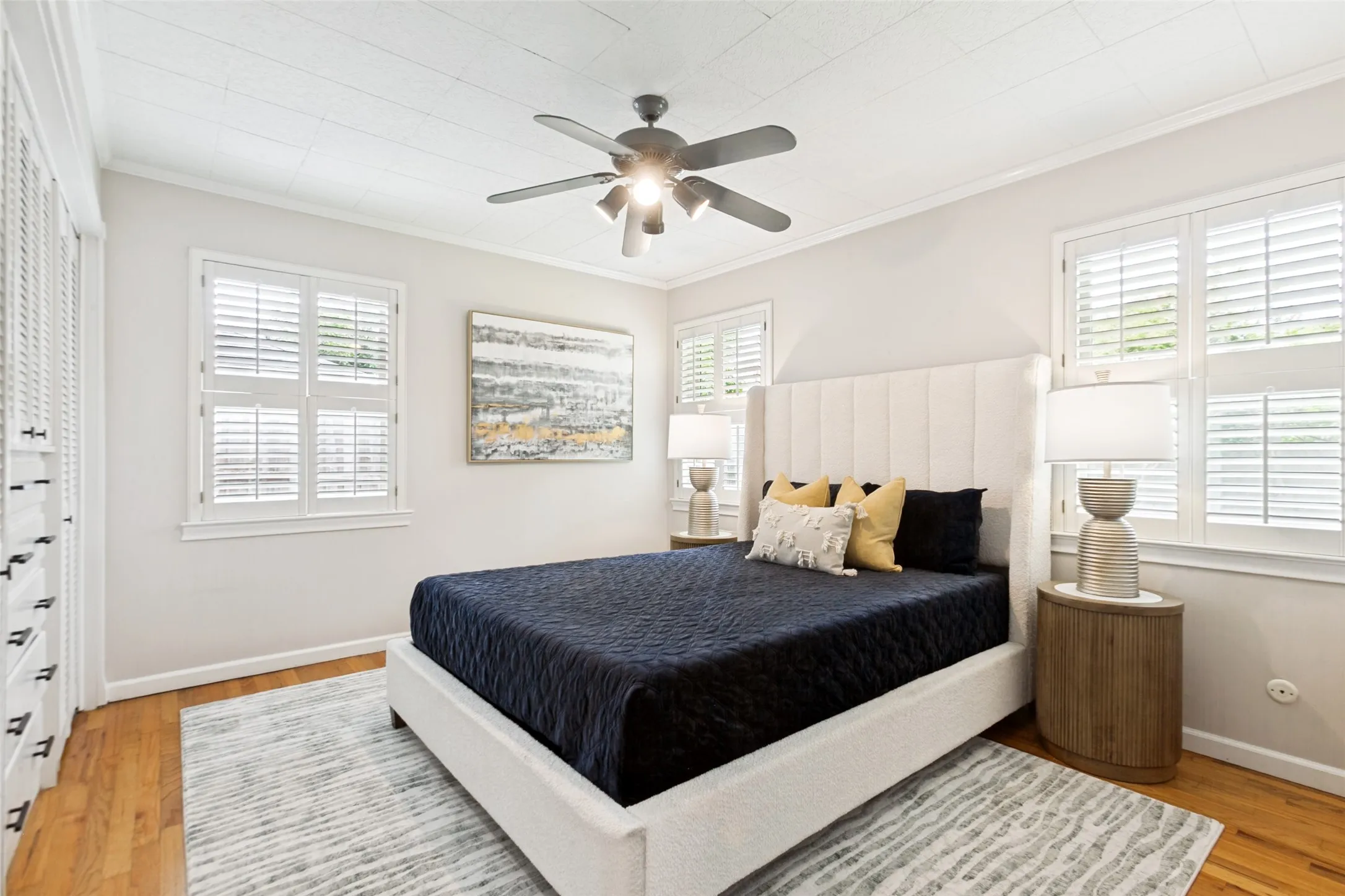 Minimalists Rejoice! With built-in drawers and shelves you will not need much furniture.
