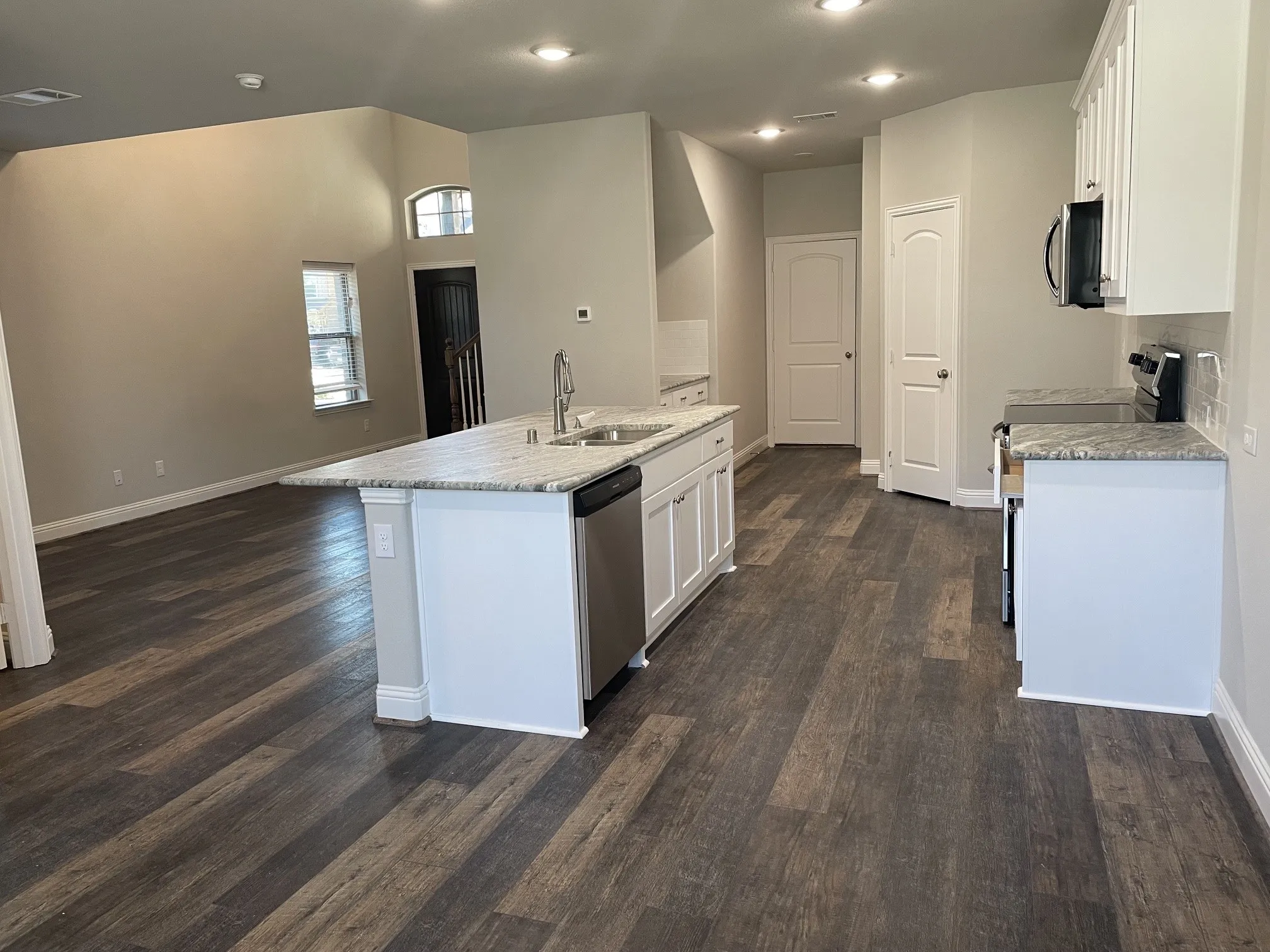 Townhouse For Rent in Hunt County , 6810 Jade Drive, Greenville, Texas 75402, 3 Bedroom, 3 Bathroom, 2 Garage spaces, 1,994 Sqft, built in 2021, mls#21308521, Real Estate Agent in Greenville, Homes For Rent in Hunt county, Homes For Rent in Greenville, Realtor in Greenville Texas, Real Estate Brokerage Independent Realty Texas, Luminita Cordes Realtor