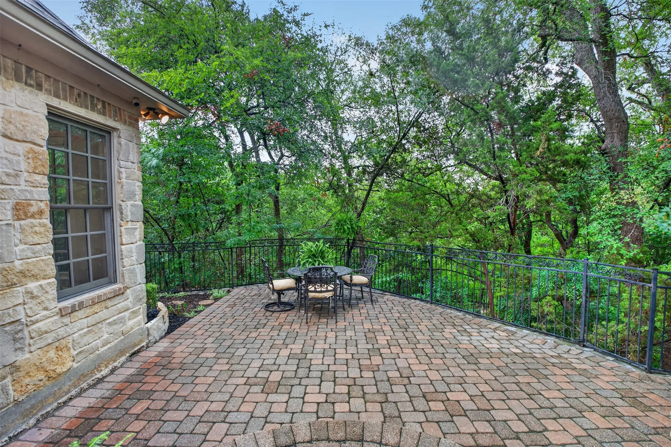 Single Family Residence For Sale in Tarrant County , 1012 Brae Court, Fort Worth, Texas 76111, 4 Bedroom, 4 Bathroom, 2 Garage spaces, 3,909 Sqft, built in 2005, mls#21311376, Real Estate Agent in Fort Worth, Homes For Sale in Tarrant county, Homes For Sale in Fort Worth, Realtor in Fort Worth Texas, Real Estate Brokerage Independent Realty Texas, Luminita Cordes Realtor