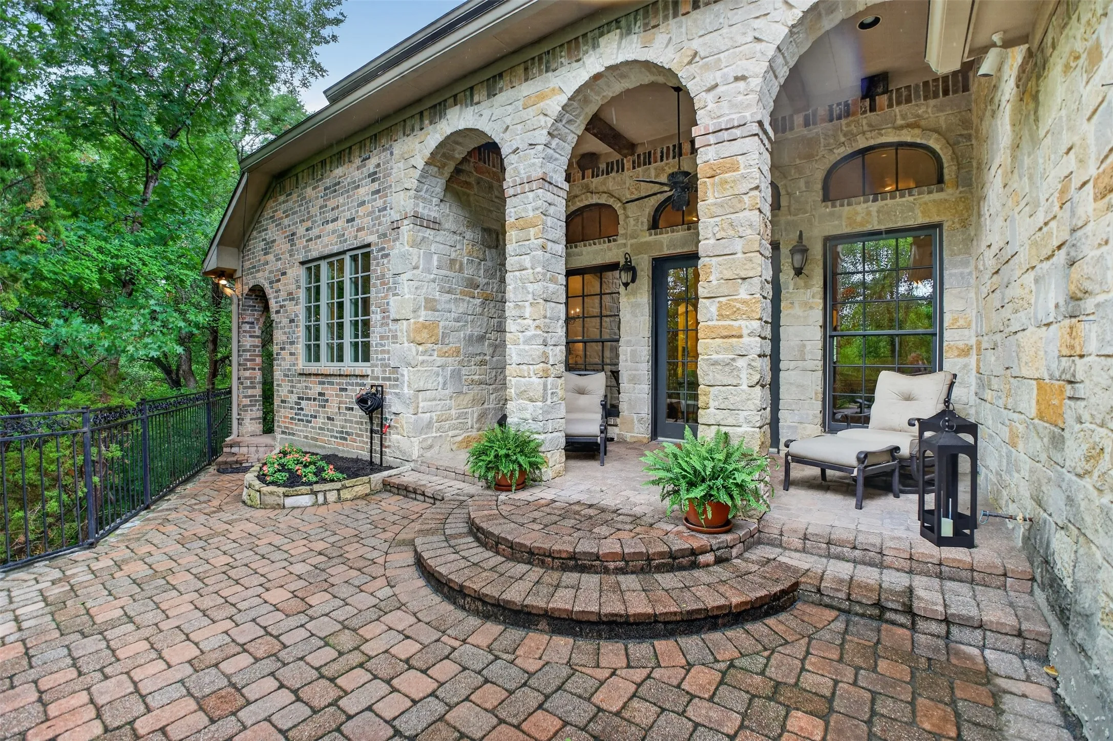Single Family Residence For Sale in Tarrant County , 1012 Brae Court, Fort Worth, Texas 76111, 4 Bedroom, 4 Bathroom, 2 Garage spaces, 3,909 Sqft, built in 2005, mls#21311376, Real Estate Agent in Fort Worth, Homes For Sale in Tarrant county, Homes For Sale in Fort Worth, Realtor in Fort Worth Texas, Real Estate Brokerage Independent Realty Texas, Luminita Cordes Realtor