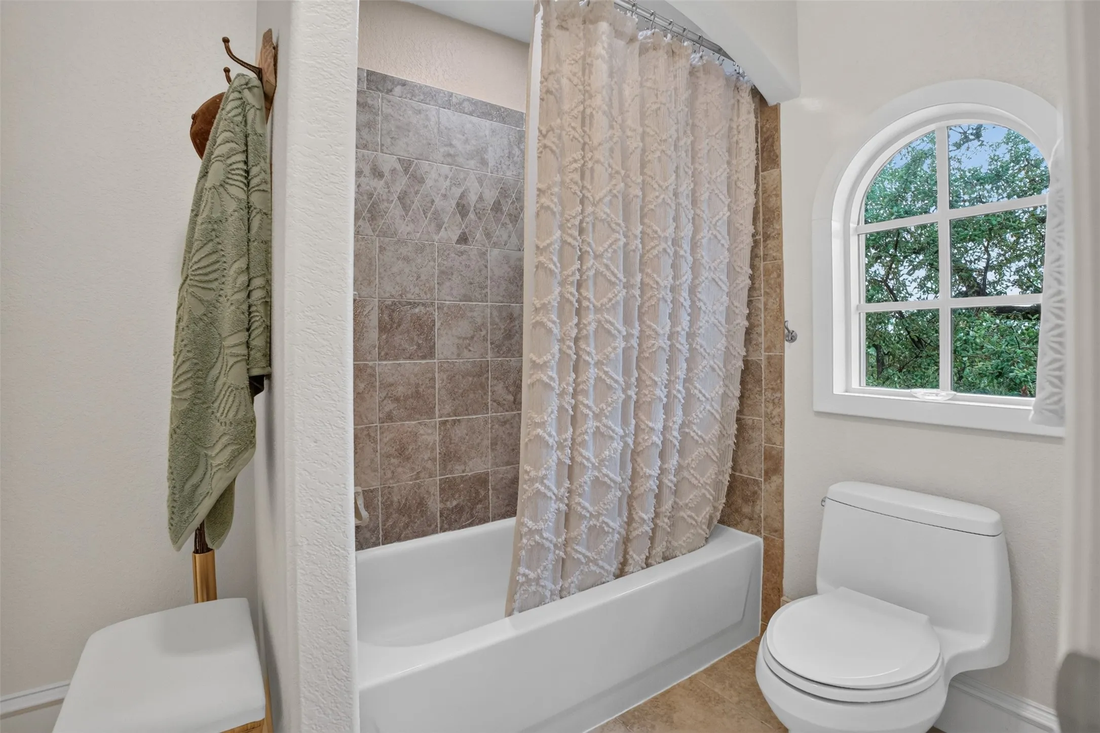 Single Family Residence For Sale in Tarrant County , 1012 Brae Court, Fort Worth, Texas 76111, 4 Bedroom, 4 Bathroom, 2 Garage spaces, 3,909 Sqft, built in 2005, mls#21311376, Real Estate Agent in Fort Worth, Homes For Sale in Tarrant county, Homes For Sale in Fort Worth, Realtor in Fort Worth Texas, Real Estate Brokerage Independent Realty Texas, Luminita Cordes Realtor