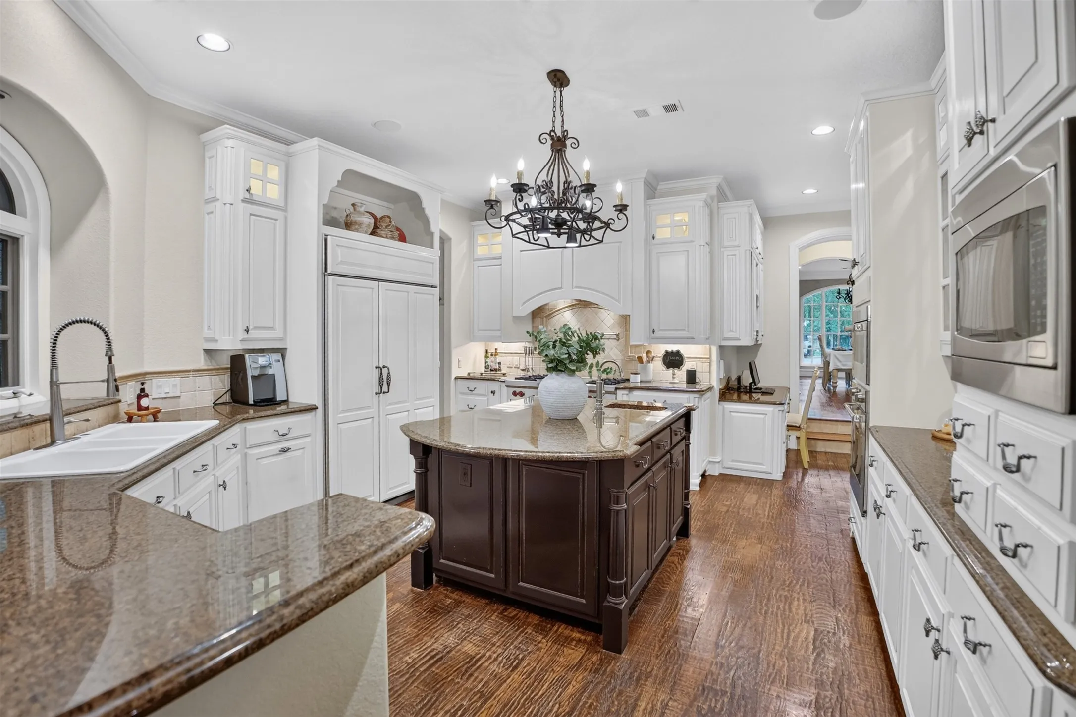 Single Family Residence For Sale in Tarrant County , 1012 Brae Court, Fort Worth, Texas 76111, 4 Bedroom, 4 Bathroom, 2 Garage spaces, 3,909 Sqft, built in 2005, mls#21311376, Real Estate Agent in Fort Worth, Homes For Sale in Tarrant county, Homes For Sale in Fort Worth, Realtor in Fort Worth Texas, Real Estate Brokerage Independent Realty Texas, Luminita Cordes Realtor