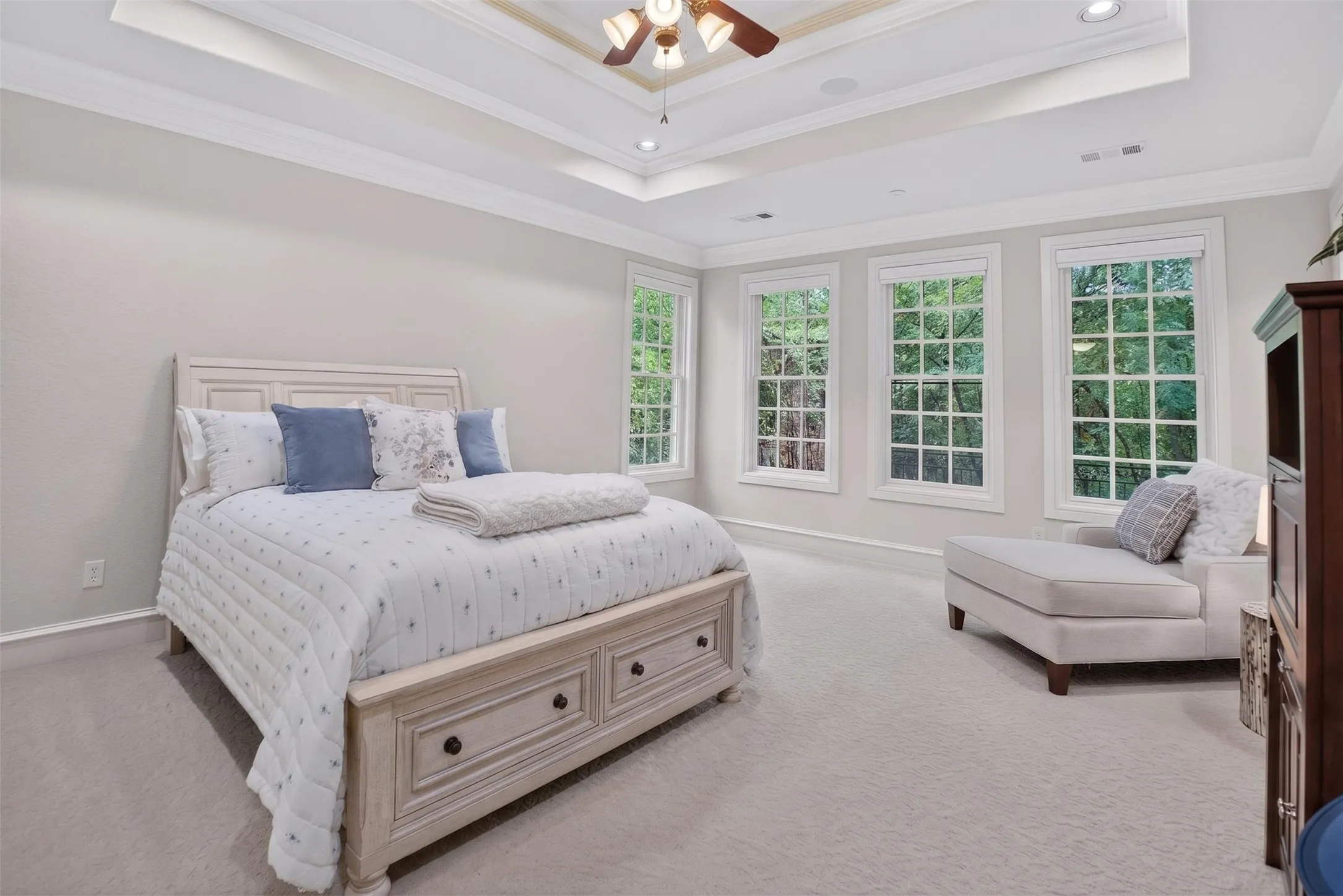 Single Family Residence For Sale in Tarrant County , 1012 Brae Court, Fort Worth, Texas 76111, 4 Bedroom, 4 Bathroom, 2 Garage spaces, 3,909 Sqft, built in 2005, mls#21311376, Real Estate Agent in Fort Worth, Homes For Sale in Tarrant county, Homes For Sale in Fort Worth, Realtor in Fort Worth Texas, Real Estate Brokerage Independent Realty Texas, Luminita Cordes Realtor