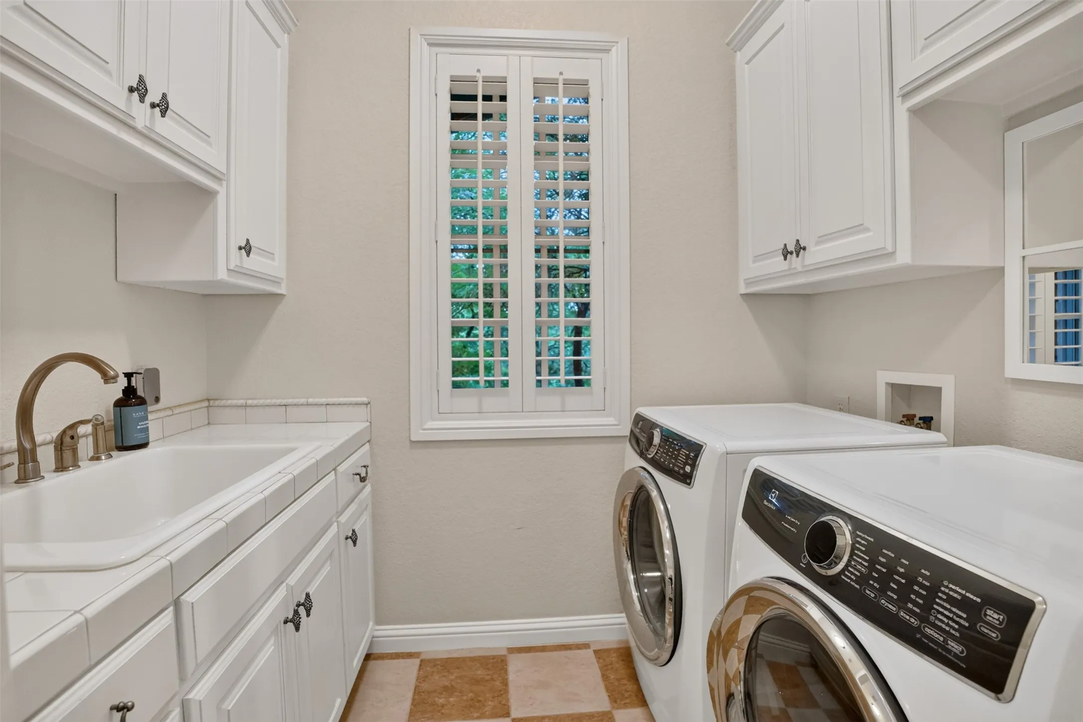 Single Family Residence For Sale in Tarrant County , 1012 Brae Court, Fort Worth, Texas 76111, 4 Bedroom, 4 Bathroom, 2 Garage spaces, 3,909 Sqft, built in 2005, mls#21311376, Real Estate Agent in Fort Worth, Homes For Sale in Tarrant county, Homes For Sale in Fort Worth, Realtor in Fort Worth Texas, Real Estate Brokerage Independent Realty Texas, Luminita Cordes Realtor