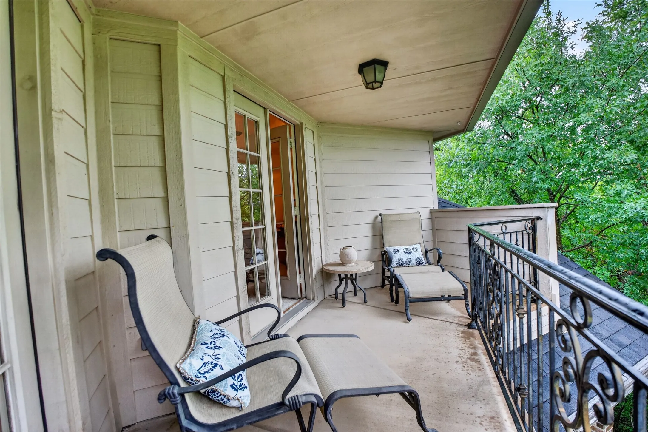 Single Family Residence For Sale in Tarrant County , 1012 Brae Court, Fort Worth, Texas 76111, 4 Bedroom, 4 Bathroom, 2 Garage spaces, 3,909 Sqft, built in 2005, mls#21311376, Real Estate Agent in Fort Worth, Homes For Sale in Tarrant county, Homes For Sale in Fort Worth, Realtor in Fort Worth Texas, Real Estate Brokerage Independent Realty Texas, Luminita Cordes Realtor