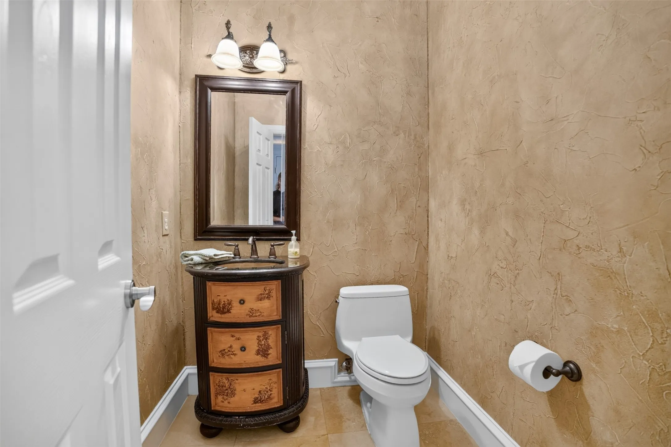 Single Family Residence For Sale in Tarrant County , 1012 Brae Court, Fort Worth, Texas 76111, 4 Bedroom, 4 Bathroom, 2 Garage spaces, 3,909 Sqft, built in 2005, mls#21311376, Real Estate Agent in Fort Worth, Homes For Sale in Tarrant county, Homes For Sale in Fort Worth, Realtor in Fort Worth Texas, Real Estate Brokerage Independent Realty Texas, Luminita Cordes Realtor