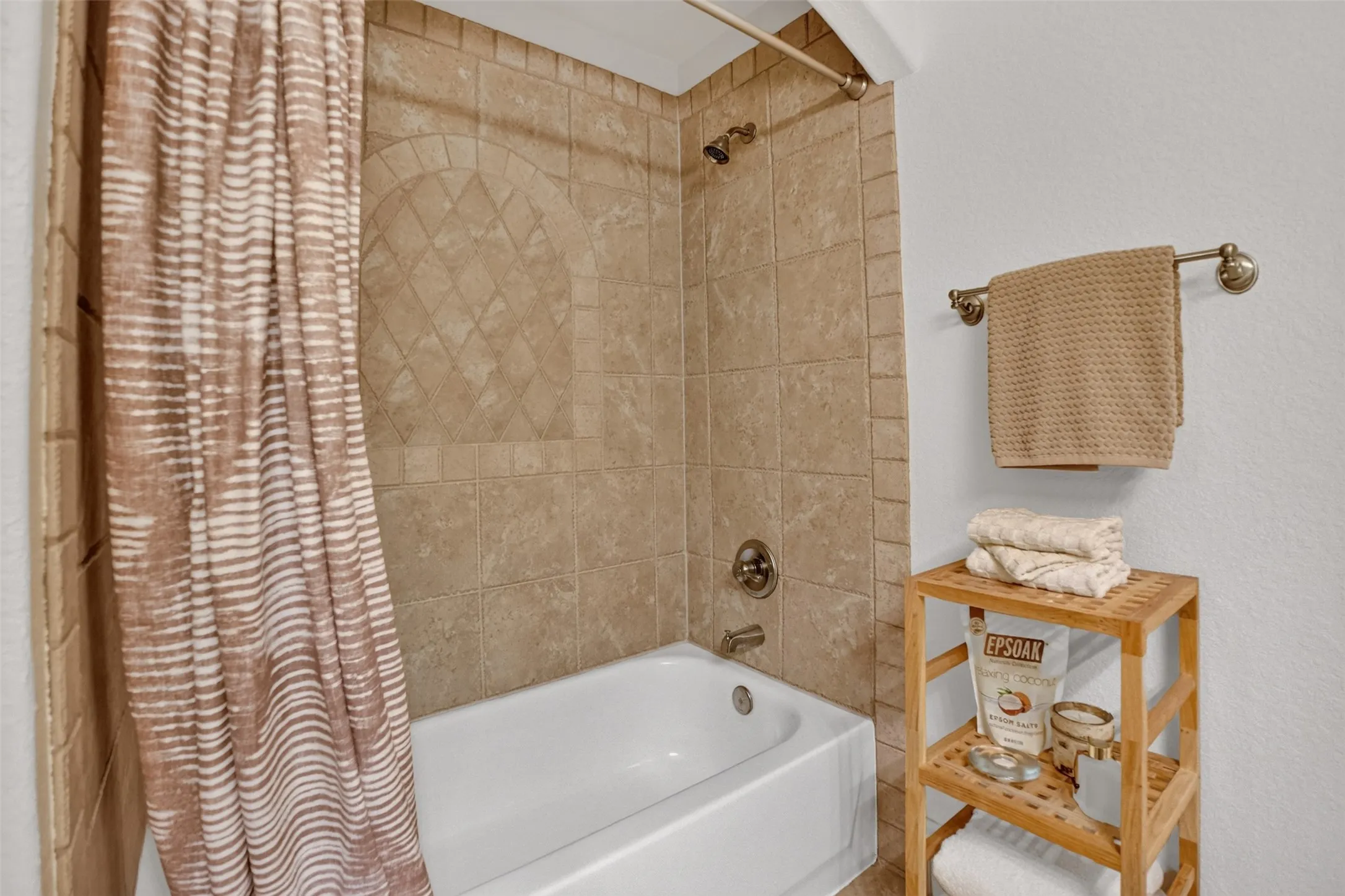 Single Family Residence For Sale in Tarrant County , 1012 Brae Court, Fort Worth, Texas 76111, 4 Bedroom, 4 Bathroom, 2 Garage spaces, 3,909 Sqft, built in 2005, mls#21311376, Real Estate Agent in Fort Worth, Homes For Sale in Tarrant county, Homes For Sale in Fort Worth, Realtor in Fort Worth Texas, Real Estate Brokerage Independent Realty Texas, Luminita Cordes Realtor