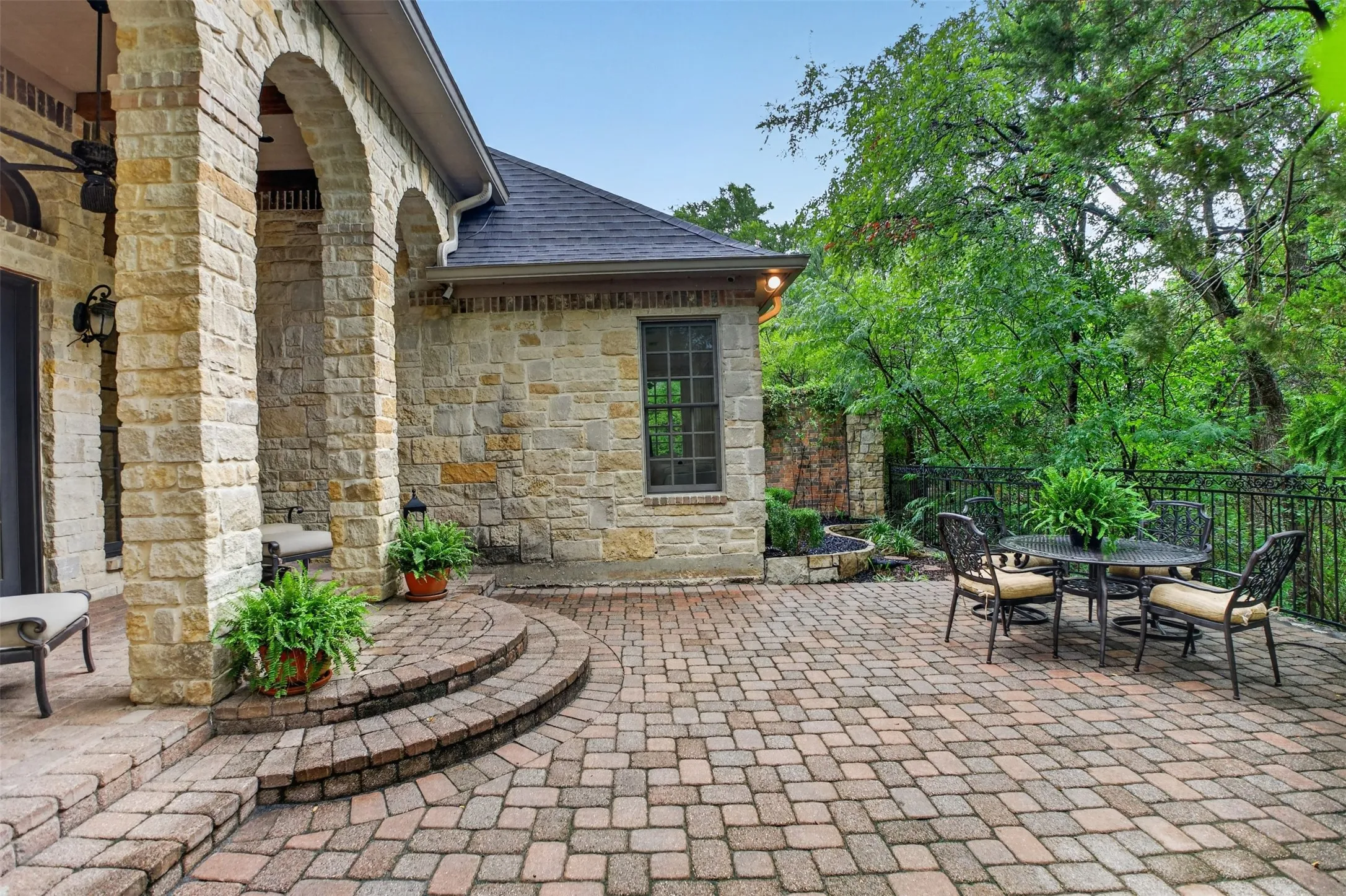 Single Family Residence For Sale in Tarrant County , 1012 Brae Court, Fort Worth, Texas 76111, 4 Bedroom, 4 Bathroom, 2 Garage spaces, 3,909 Sqft, built in 2005, mls#21311376, Real Estate Agent in Fort Worth, Homes For Sale in Tarrant county, Homes For Sale in Fort Worth, Realtor in Fort Worth Texas, Real Estate Brokerage Independent Realty Texas, Luminita Cordes Realtor