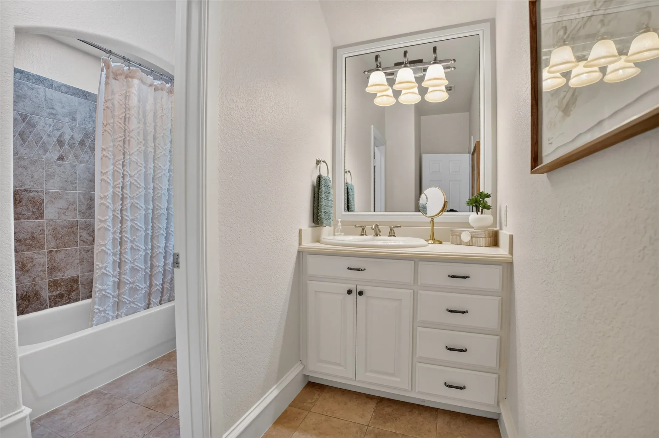 Single Family Residence For Sale in Tarrant County , 1012 Brae Court, Fort Worth, Texas 76111, 4 Bedroom, 4 Bathroom, 2 Garage spaces, 3,909 Sqft, built in 2005, mls#21311376, Real Estate Agent in Fort Worth, Homes For Sale in Tarrant county, Homes For Sale in Fort Worth, Realtor in Fort Worth Texas, Real Estate Brokerage Independent Realty Texas, Luminita Cordes Realtor