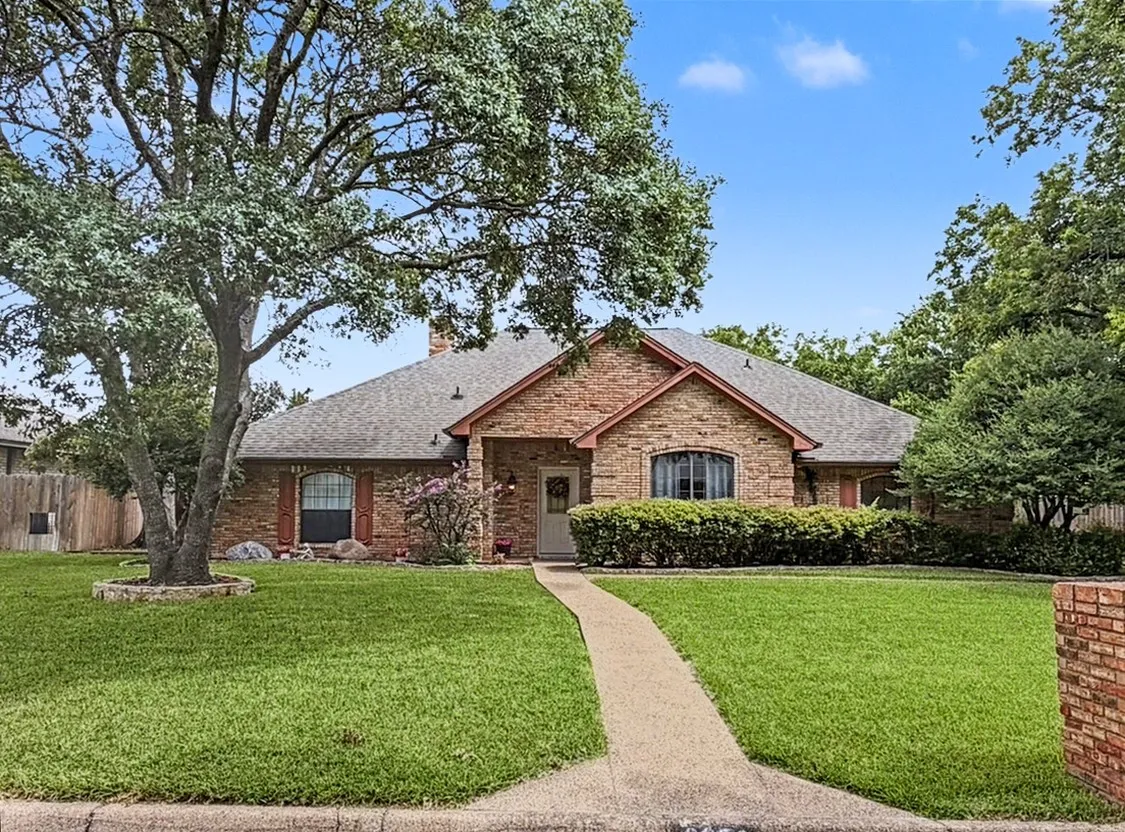 Single Family Residence For Sale in Tarrant County , 3658 Snow Creek Drive, Fort Worth, Texas 76008, 4 Bedroom, 2 Bathroom, 2 Garage spaces, 2,784 Sqft, built in 1984, mls#21312442, Real Estate Agent in Fort Worth, Homes For Sale in Tarrant county, Homes For Sale in Fort Worth, Realtor in Fort Worth Texas, Real Estate Brokerage Independent Realty Texas, Luminita Cordes Realtor