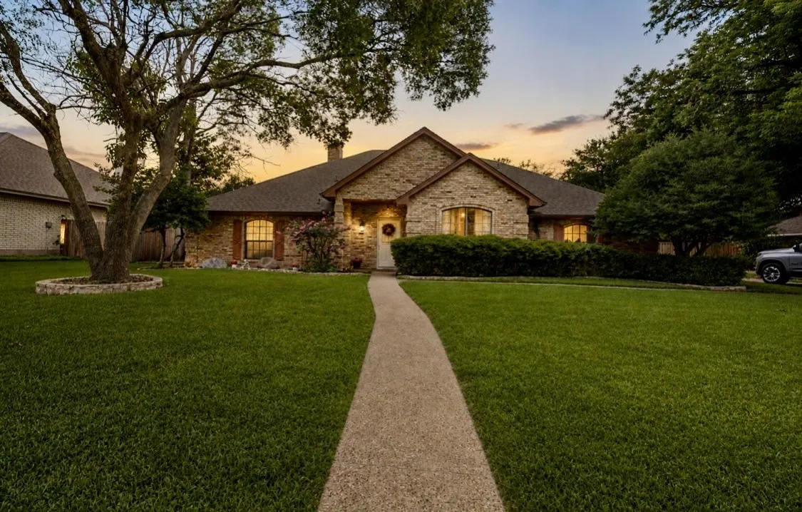 Single Family Residence For Sale in Tarrant County , 3658 Snow Creek Drive, Fort Worth, Texas 76008, 4 Bedroom, 2 Bathroom, 2 Garage spaces, 2,784 Sqft, built in 1984, mls#21312442, Real Estate Agent in Fort Worth, Homes For Sale in Tarrant county, Homes For Sale in Fort Worth, Realtor in Fort Worth Texas, Real Estate Brokerage Independent Realty Texas, Luminita Cordes Realtor