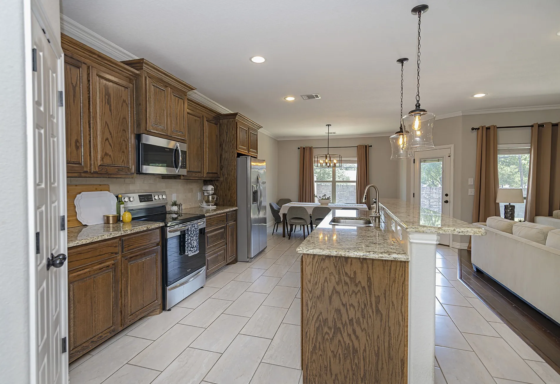 Single Family Residence For Sale in Johnson County , 815 Chestnut Grove Drive, Cleburne, Texas 76033, 3 Bedroom, 2 Bathroom, 2 Garage spaces, 2,179 Sqft, built in 2018, mls#21309900, Real Estate Agent in Cleburne, Homes For Sale in Johnson county, Homes For Sale in Cleburne, Realtor in Cleburne Texas, Real Estate Brokerage Independent Realty Texas, Luminita Cordes Realtor