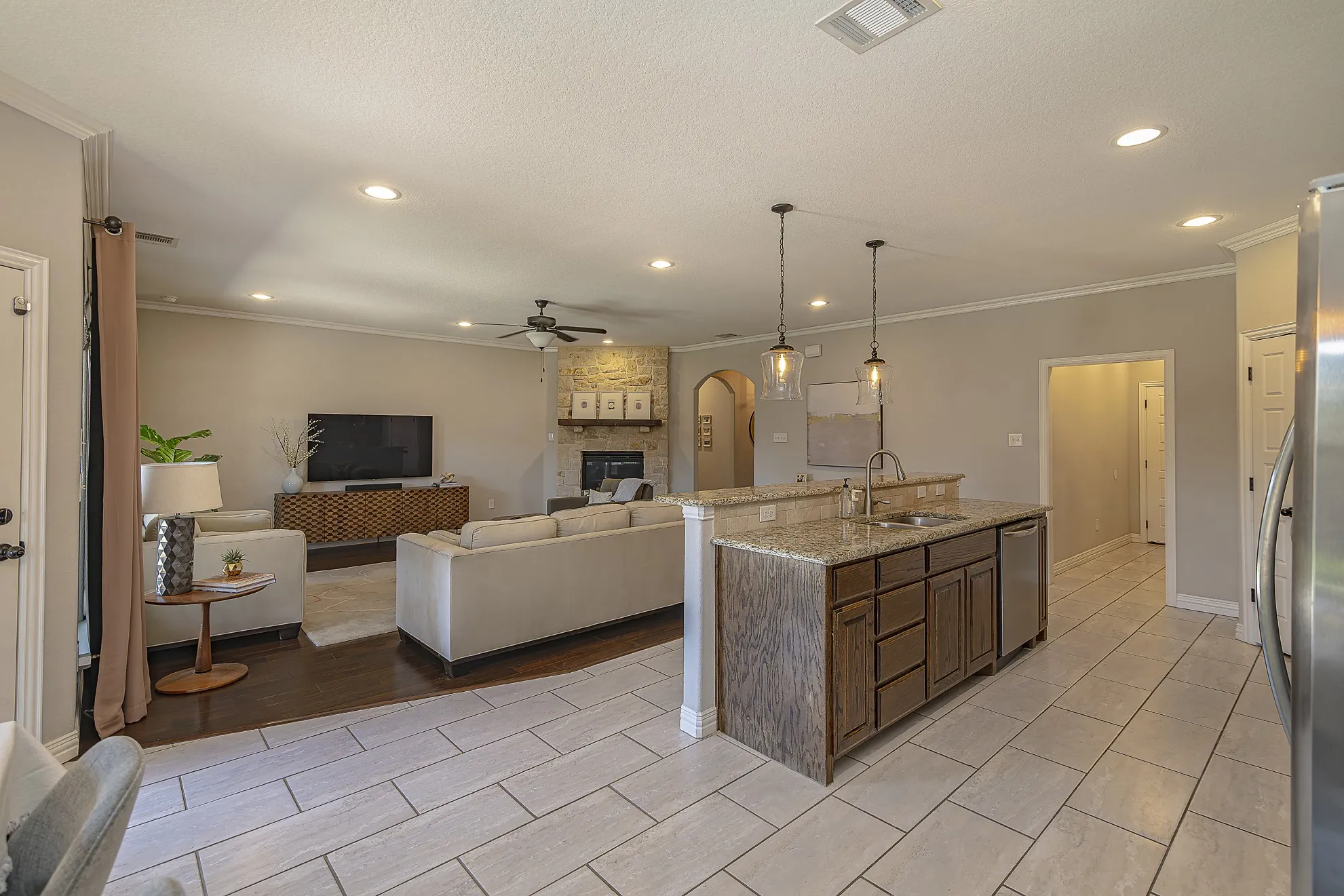 Single Family Residence For Sale in Johnson County , 815 Chestnut Grove Drive, Cleburne, Texas 76033, 3 Bedroom, 2 Bathroom, 2 Garage spaces, 2,179 Sqft, built in 2018, mls#21309900, Real Estate Agent in Cleburne, Homes For Sale in Johnson county, Homes For Sale in Cleburne, Realtor in Cleburne Texas, Real Estate Brokerage Independent Realty Texas, Luminita Cordes Realtor