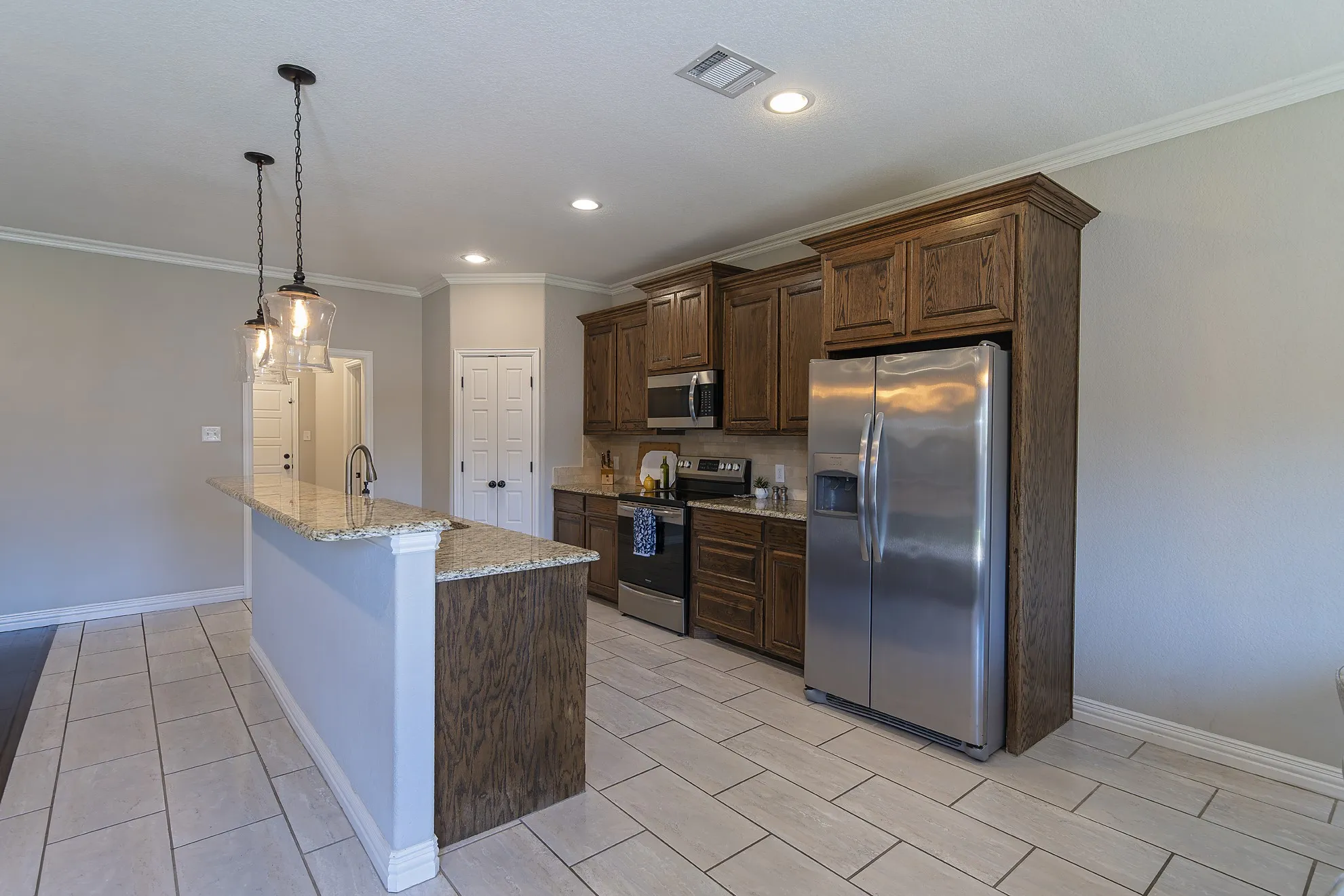 Single Family Residence For Sale in Johnson County , 815 Chestnut Grove Drive, Cleburne, Texas 76033, 3 Bedroom, 2 Bathroom, 2 Garage spaces, 2,179 Sqft, built in 2018, mls#21309900, Real Estate Agent in Cleburne, Homes For Sale in Johnson county, Homes For Sale in Cleburne, Realtor in Cleburne Texas, Real Estate Brokerage Independent Realty Texas, Luminita Cordes Realtor