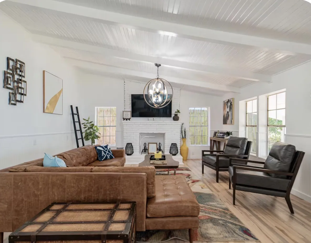 Living room w/ fireplace