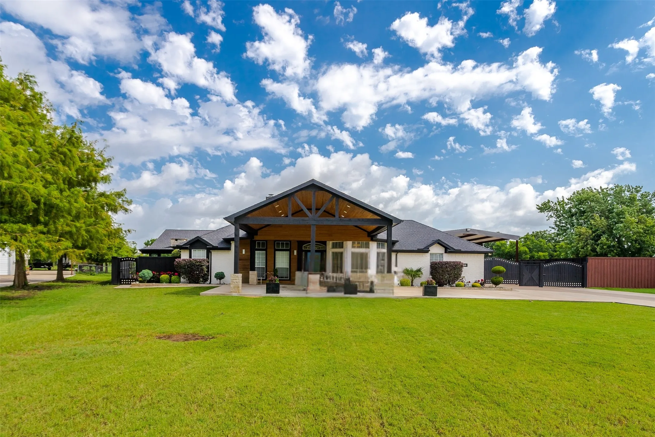 Single Family Residence For Sale in Kaufman County , 11176 Old Military Trail, Forney, Texas 75126, 4 Bedroom, 3 Bathroom, 2 Garage spaces, 2,147 Sqft, built in 1996, mls#21310659, Real Estate Agent in Forney, Homes For Sale in Kaufman county, Homes For Sale in Forney, Realtor in Forney Texas, Real Estate Brokerage Independent Realty Texas, Luminita Cordes Realtor