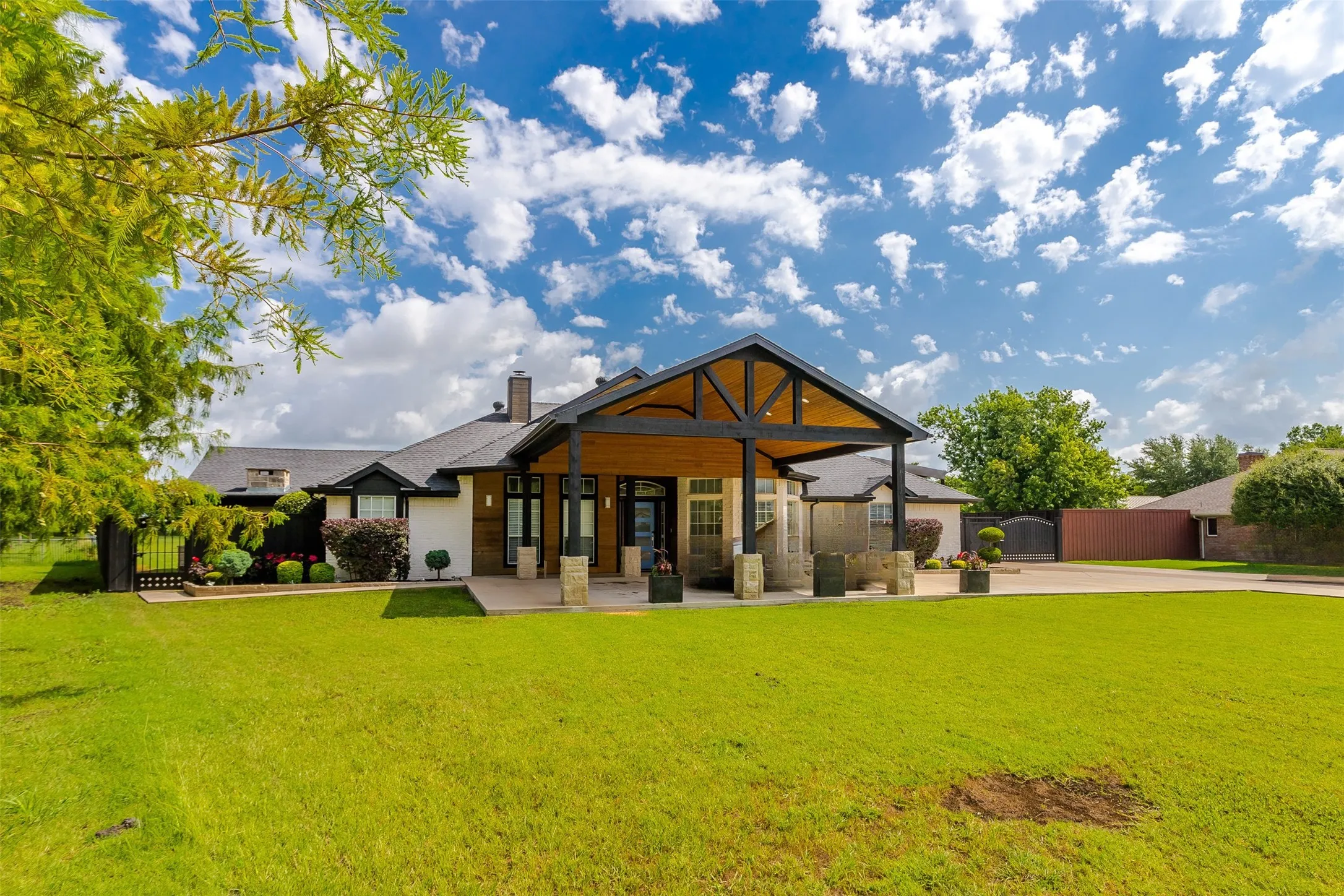 Single Family Residence For Sale in Kaufman County , 11176 Old Military Trail, Forney, Texas 75126, 4 Bedroom, 3 Bathroom, 2 Garage spaces, 2,147 Sqft, built in 1996, mls#21310659, Real Estate Agent in Forney, Homes For Sale in Kaufman county, Homes For Sale in Forney, Realtor in Forney Texas, Real Estate Brokerage Independent Realty Texas, Luminita Cordes Realtor