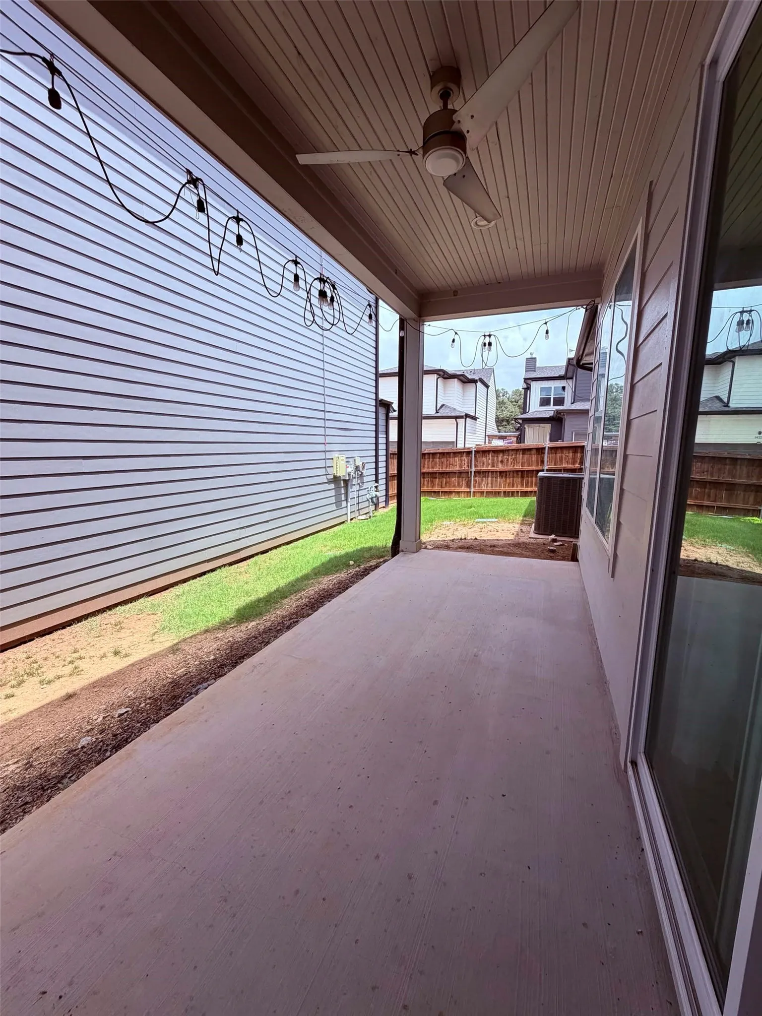 Single Family Residence For Rent in Tarrant County , 2232 Scenic Bluff Drive, Fort Worth, Texas 76111, 3 Bedroom, 3 Bathroom, 2 Garage spaces, 2,212 Sqft, built in 2019, mls#21312255, Real Estate Agent in Fort Worth, Homes For Rent in Tarrant county, Homes For Rent in Fort Worth, Realtor in Fort Worth Texas, Real Estate Brokerage Independent Realty Texas, Luminita Cordes Realtor