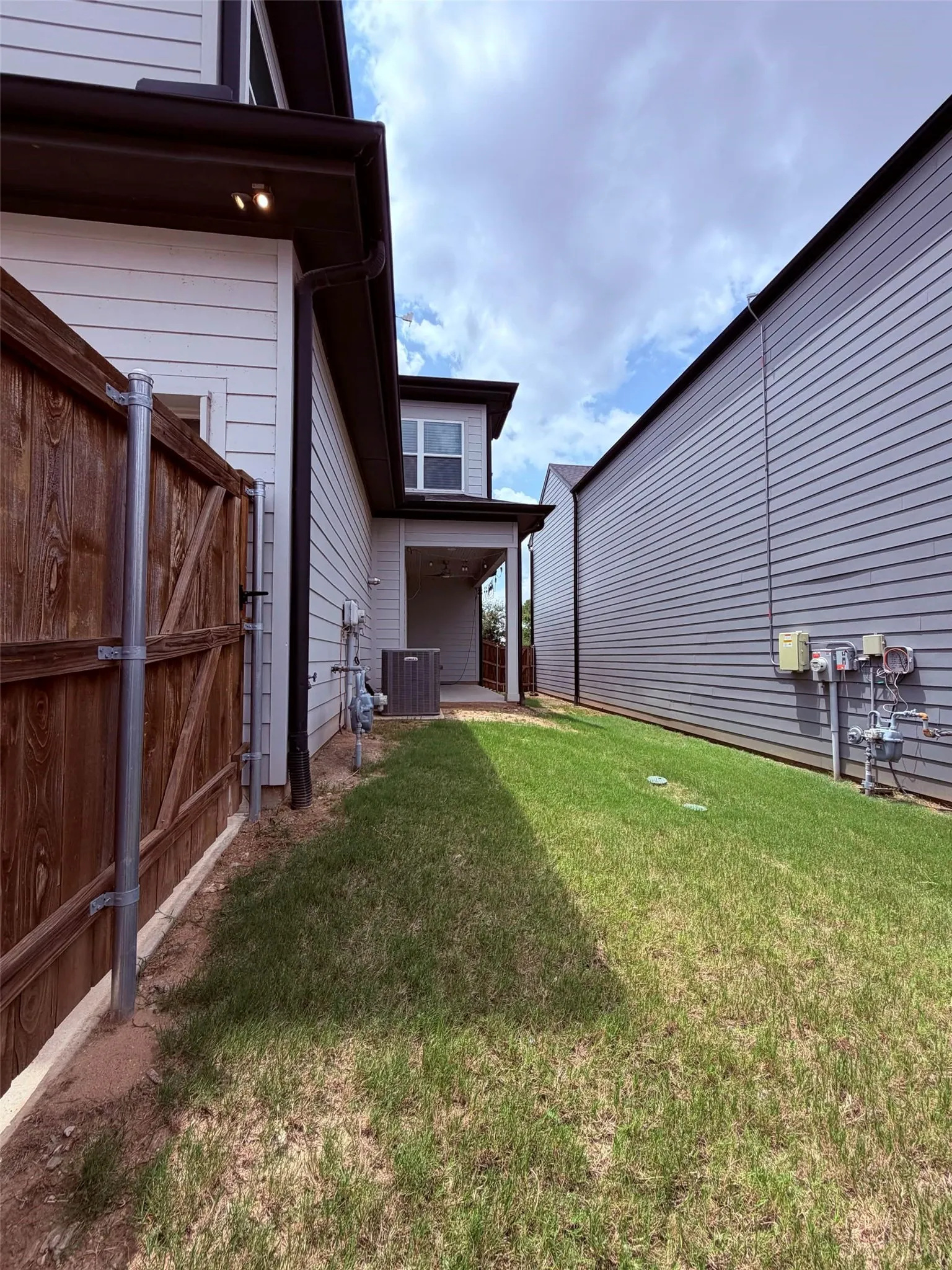 Single Family Residence For Rent in Tarrant County , 2232 Scenic Bluff Drive, Fort Worth, Texas 76111, 3 Bedroom, 3 Bathroom, 2 Garage spaces, 2,212 Sqft, built in 2019, mls#21312255, Real Estate Agent in Fort Worth, Homes For Rent in Tarrant county, Homes For Rent in Fort Worth, Realtor in Fort Worth Texas, Real Estate Brokerage Independent Realty Texas, Luminita Cordes Realtor