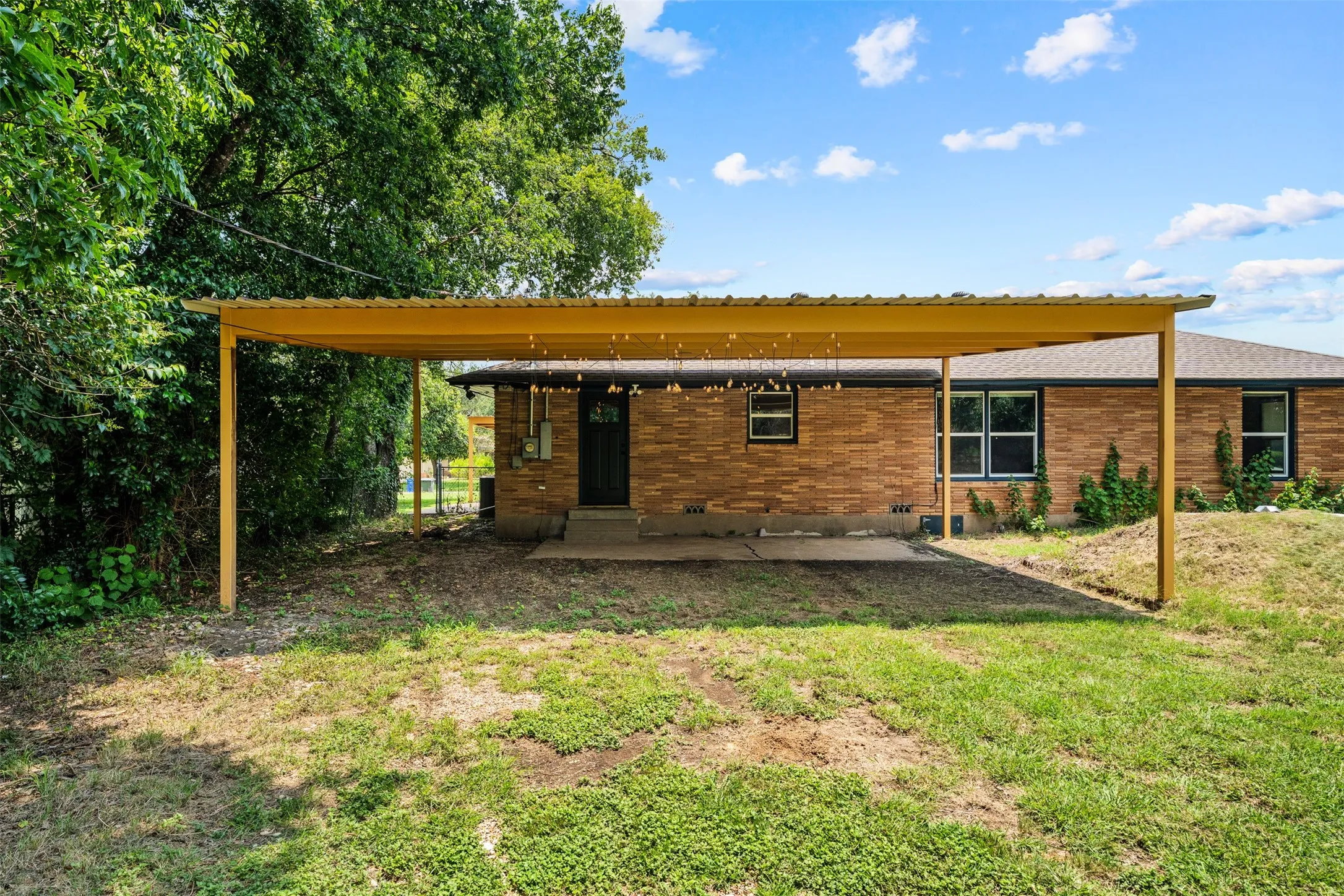 Single Family Residence For Sale in Mc Lennan County , 2208 N 44th Street, Waco, Texas 76710, 3 Bedroom, 2 Bathroom, 1 Garage spaces, 1,511 Sqft, built in 1954, mls#21311433, Real Estate Agent in Waco, Homes For Sale in Mc Lennan county, Homes For Sale in Waco, Realtor in Waco Texas, Real Estate Brokerage Independent Realty Texas, Luminita Cordes Realtor