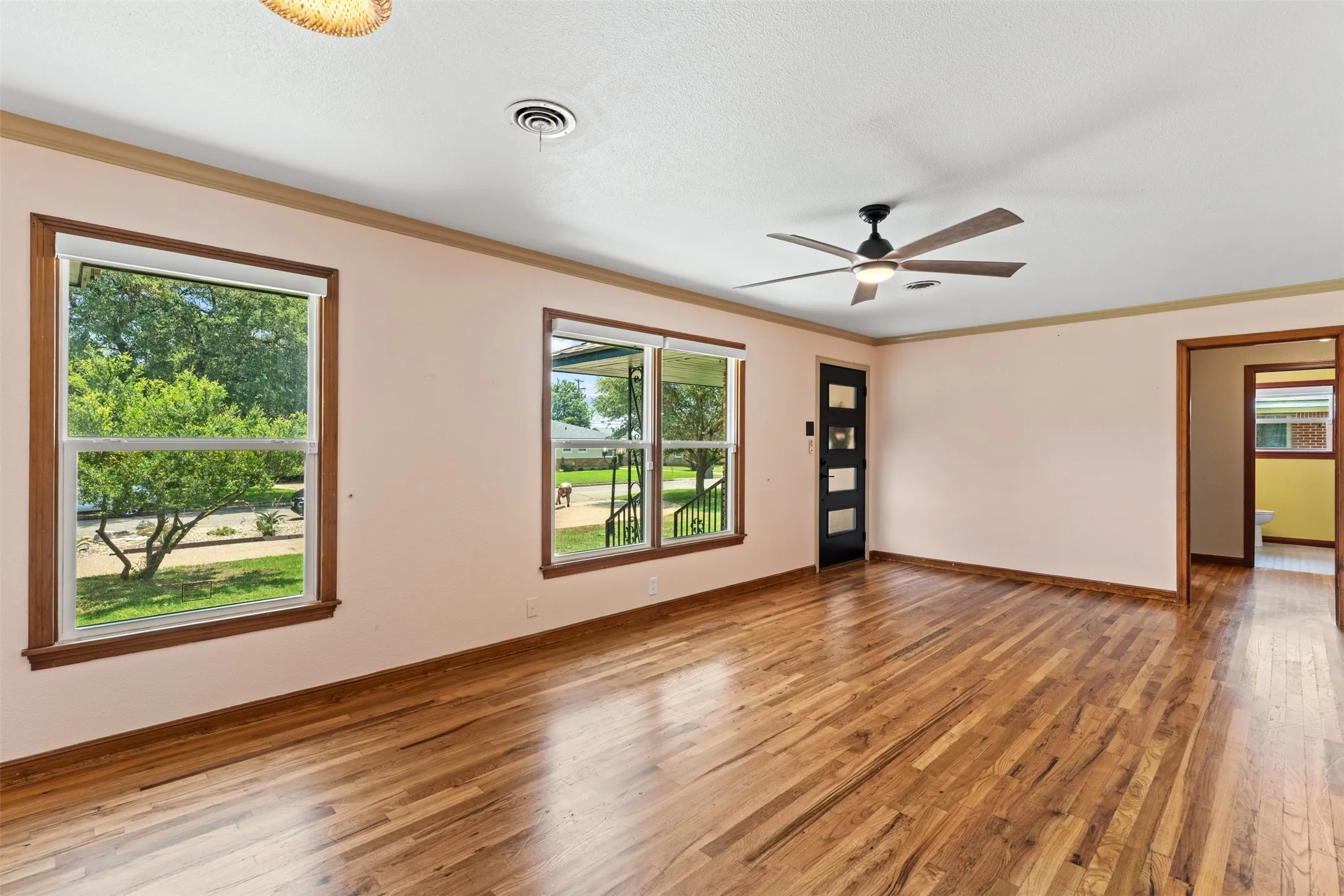 Single Family Residence For Sale in Mc Lennan County , 2208 N 44th Street, Waco, Texas 76710, 3 Bedroom, 2 Bathroom, 1 Garage spaces, 1,511 Sqft, built in 1954, mls#21311433, Real Estate Agent in Waco, Homes For Sale in Mc Lennan county, Homes For Sale in Waco, Realtor in Waco Texas, Real Estate Brokerage Independent Realty Texas, Luminita Cordes Realtor