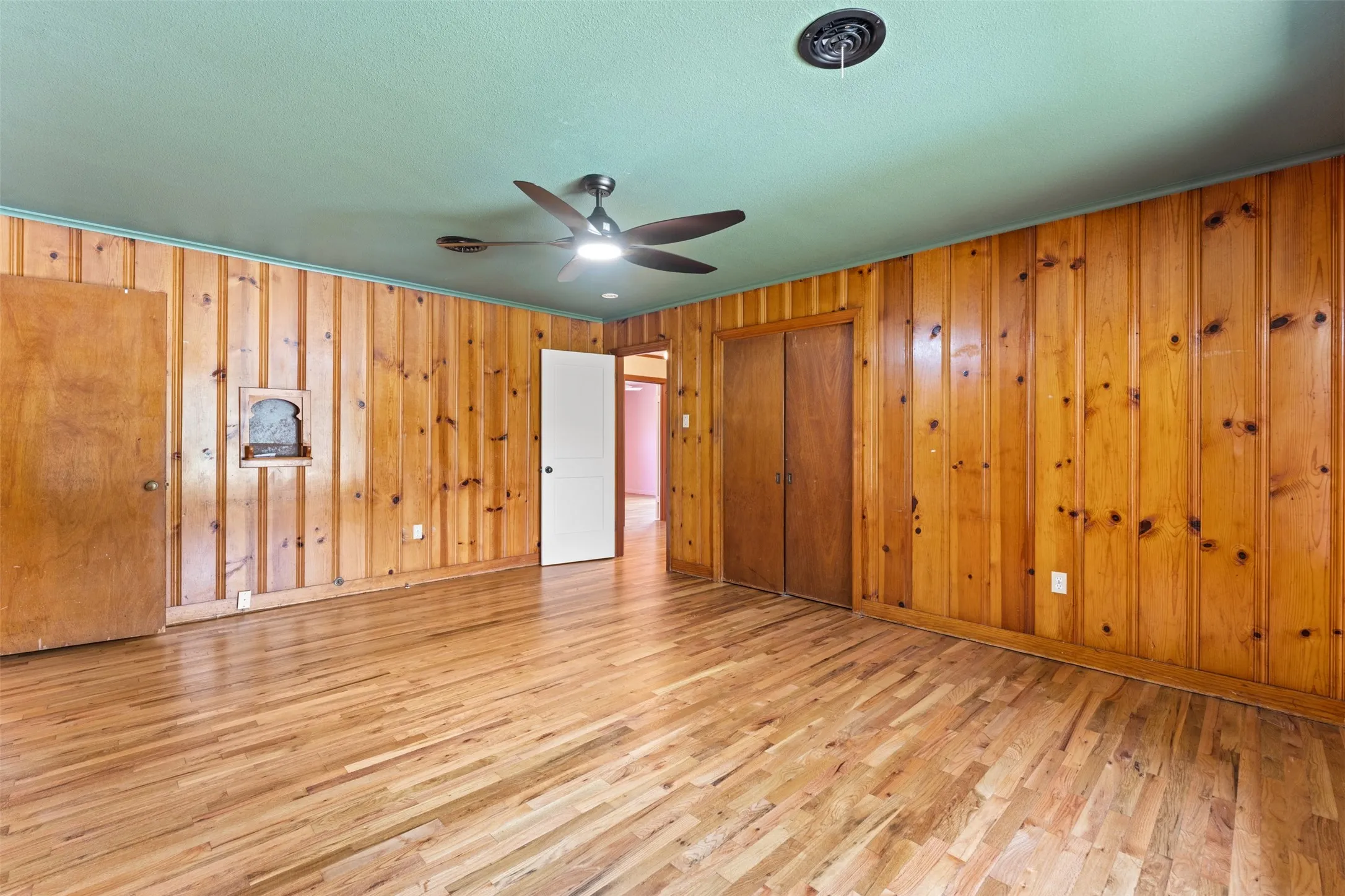 Single Family Residence For Sale in Mc Lennan County , 2208 N 44th Street, Waco, Texas 76710, 3 Bedroom, 2 Bathroom, 1 Garage spaces, 1,511 Sqft, built in 1954, mls#21311433, Real Estate Agent in Waco, Homes For Sale in Mc Lennan county, Homes For Sale in Waco, Realtor in Waco Texas, Real Estate Brokerage Independent Realty Texas, Luminita Cordes Realtor