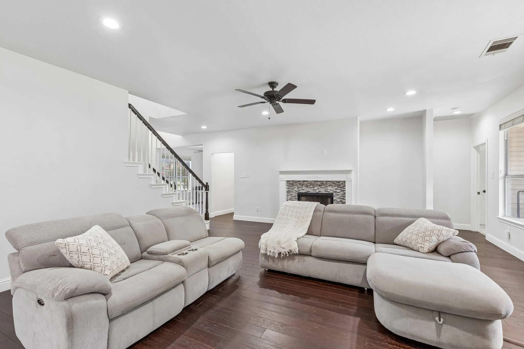 Single Family Residence For Sale in Dallas County , 213 Chaparral Drive, Sunnyvale, Texas 75182, 4 Bedroom, 3 Bathroom, 2 Garage spaces, 3,398 Sqft, built in 2000, mls#21309011, Real Estate Agent in Sunnyvale, Homes For Sale in Dallas county, Homes For Sale in Sunnyvale, Realtor in Sunnyvale Texas, Real Estate Brokerage Independent Realty Texas, Luminita Cordes Realtor