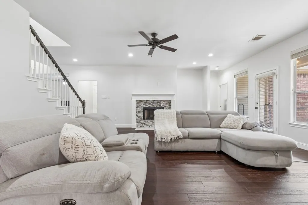 Single Family Residence For Sale in Dallas County , 213 Chaparral Drive, Sunnyvale, Texas 75182, 4 Bedroom, 3 Bathroom, 2 Garage spaces, 3,398 Sqft, built in 2000, mls#21309011, Real Estate Agent in Sunnyvale, Homes For Sale in Dallas county, Homes For Sale in Sunnyvale, Realtor in Sunnyvale Texas, Real Estate Brokerage Independent Realty Texas, Luminita Cordes Realtor