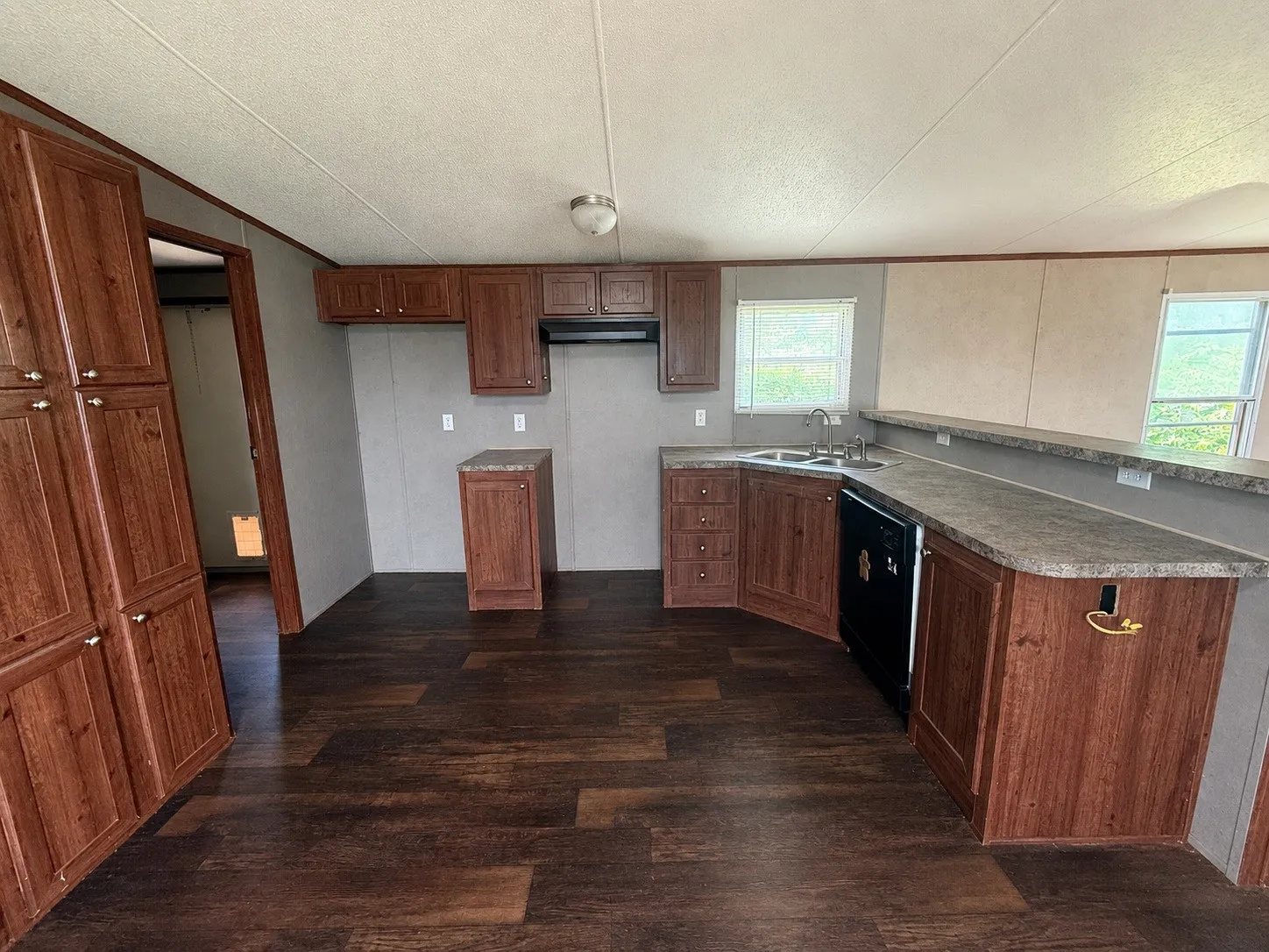 Manufactured Home For Sale in Grayson County , 204 Mcelroy Street, Southmayd, Texas 76273, 3 Bedroom, 2 Bathroom, Garage spaces, 1,216 Sqft, built in 2010, mls#21310668, Real Estate Agent in Southmayd, Homes For Sale in Grayson county, Homes For Sale in Southmayd, Realtor in Southmayd Texas, Real Estate Brokerage Independent Realty Texas, Luminita Cordes Realtor