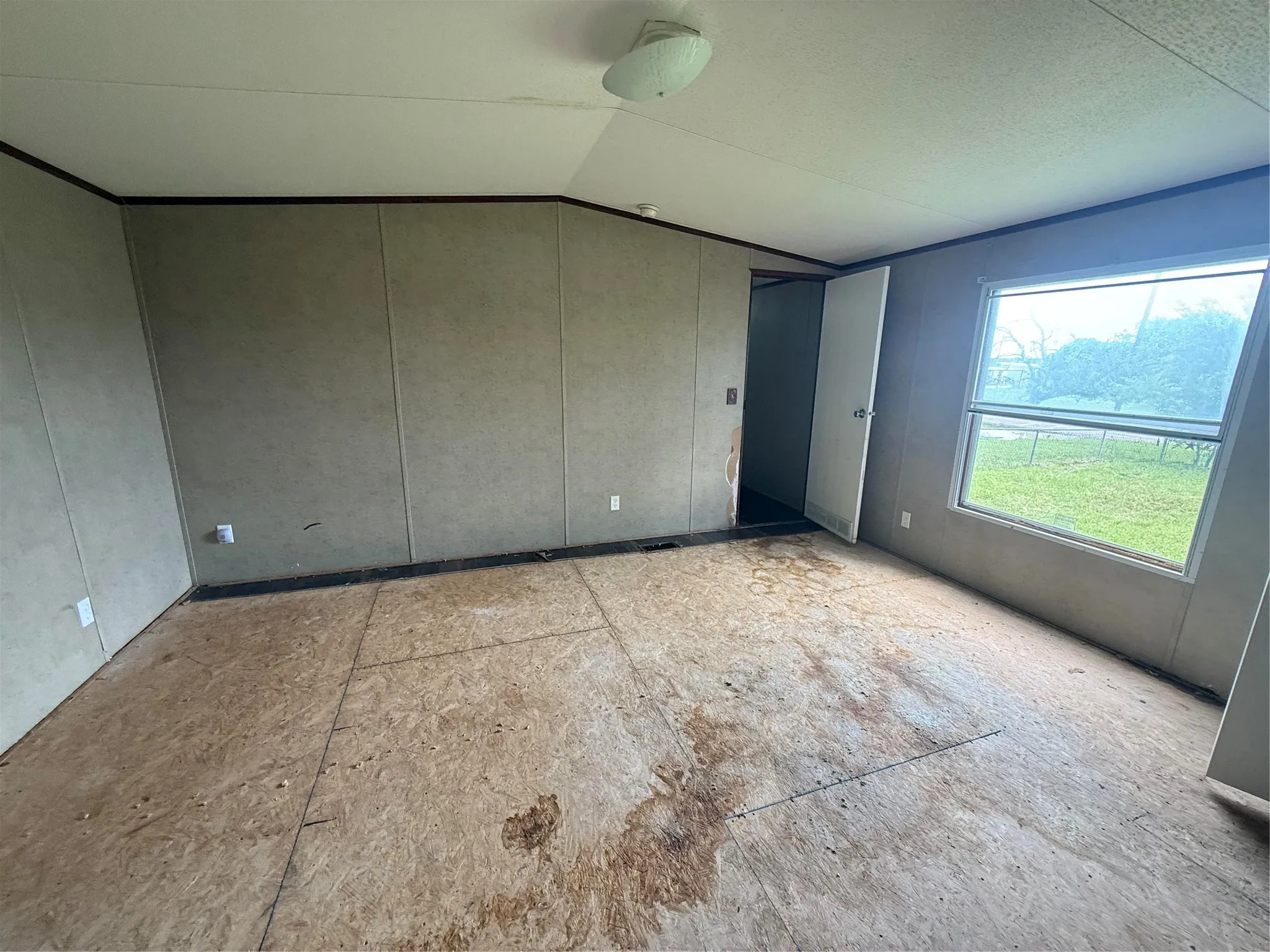 Manufactured Home For Sale in Grayson County , 204 Mcelroy Street, Southmayd, Texas 76273, 3 Bedroom, 2 Bathroom, Garage spaces, 1,216 Sqft, built in 2010, mls#21310668, Real Estate Agent in Southmayd, Homes For Sale in Grayson county, Homes For Sale in Southmayd, Realtor in Southmayd Texas, Real Estate Brokerage Independent Realty Texas, Luminita Cordes Realtor