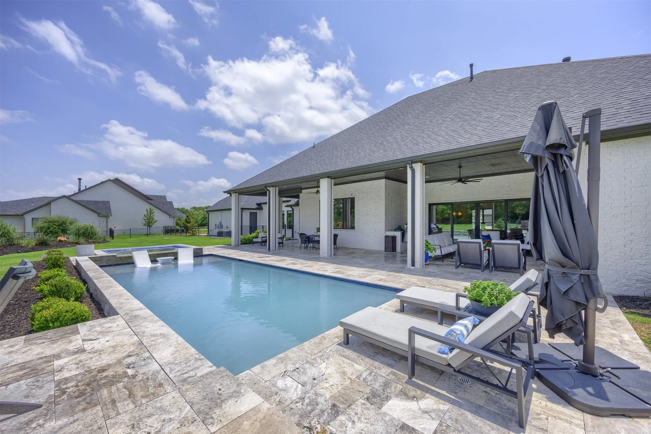 Enjoy the fire pit next to the pool and don't forget the s'mores! The extended covered patio is equipped with an outdoor grill & Big Green Egg. An idyllic setting for alfresco dining, barbecues & unforgettable evenings beneath the stars.