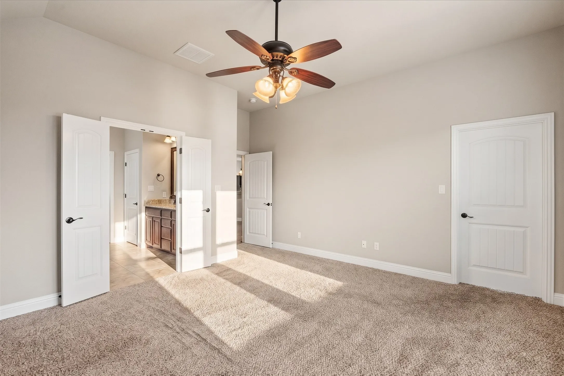 Single Family Residence For Sale in Hood County , 2038 Clive Drive, Granbury, Texas 76048, 3 Bedroom, 2 Bathroom, 2 Garage spaces, 2,142 Sqft, built in 2017, mls#21312415, Real Estate Agent in Granbury, Homes For Sale in Hood county, Homes For Sale in Granbury, Realtor in Granbury Texas, Real Estate Brokerage Independent Realty Texas, Luminita Cordes Realtor