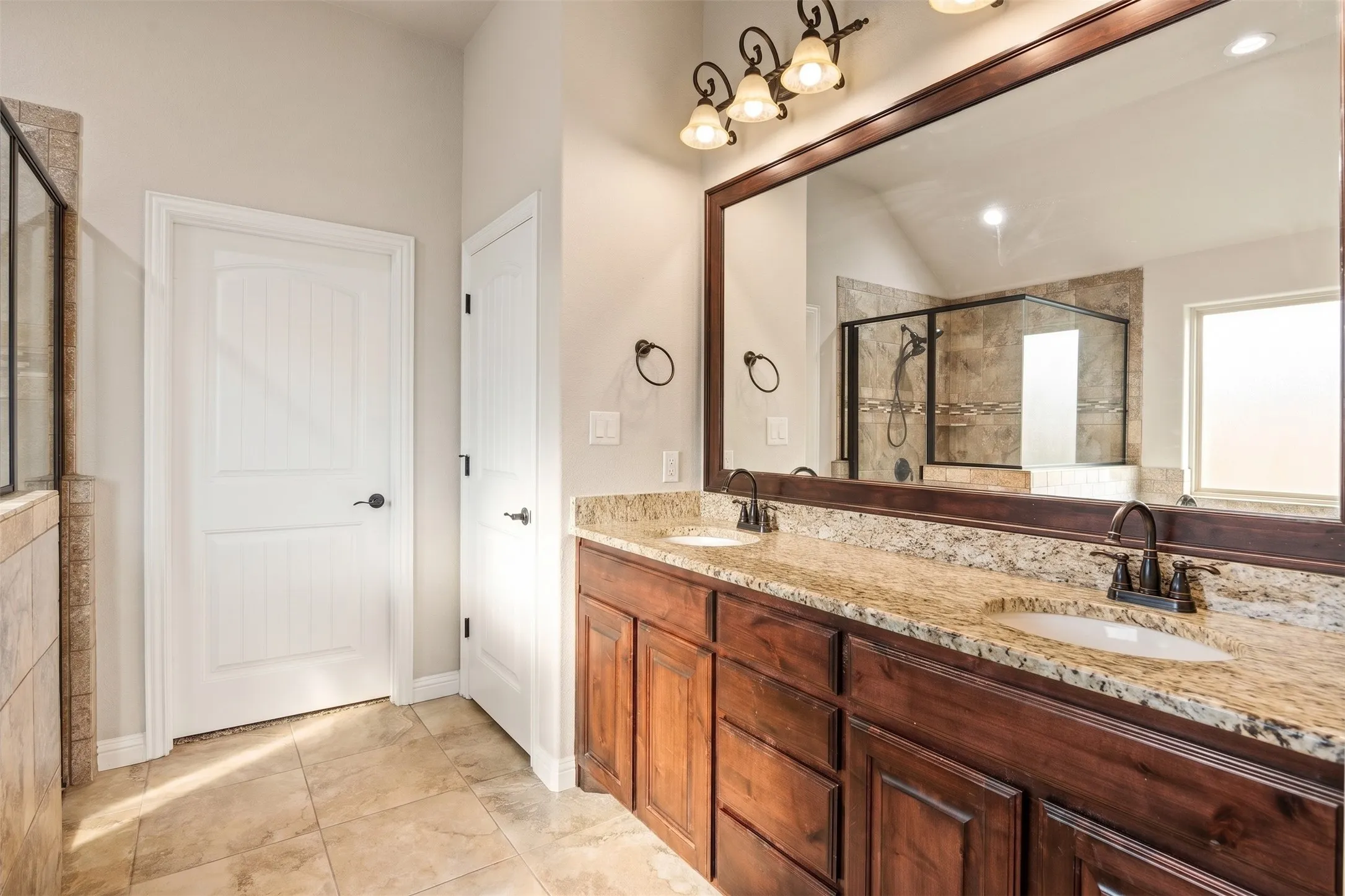 Single Family Residence For Sale in Hood County , 2038 Clive Drive, Granbury, Texas 76048, 3 Bedroom, 2 Bathroom, 2 Garage spaces, 2,142 Sqft, built in 2017, mls#21312415, Real Estate Agent in Granbury, Homes For Sale in Hood county, Homes For Sale in Granbury, Realtor in Granbury Texas, Real Estate Brokerage Independent Realty Texas, Luminita Cordes Realtor