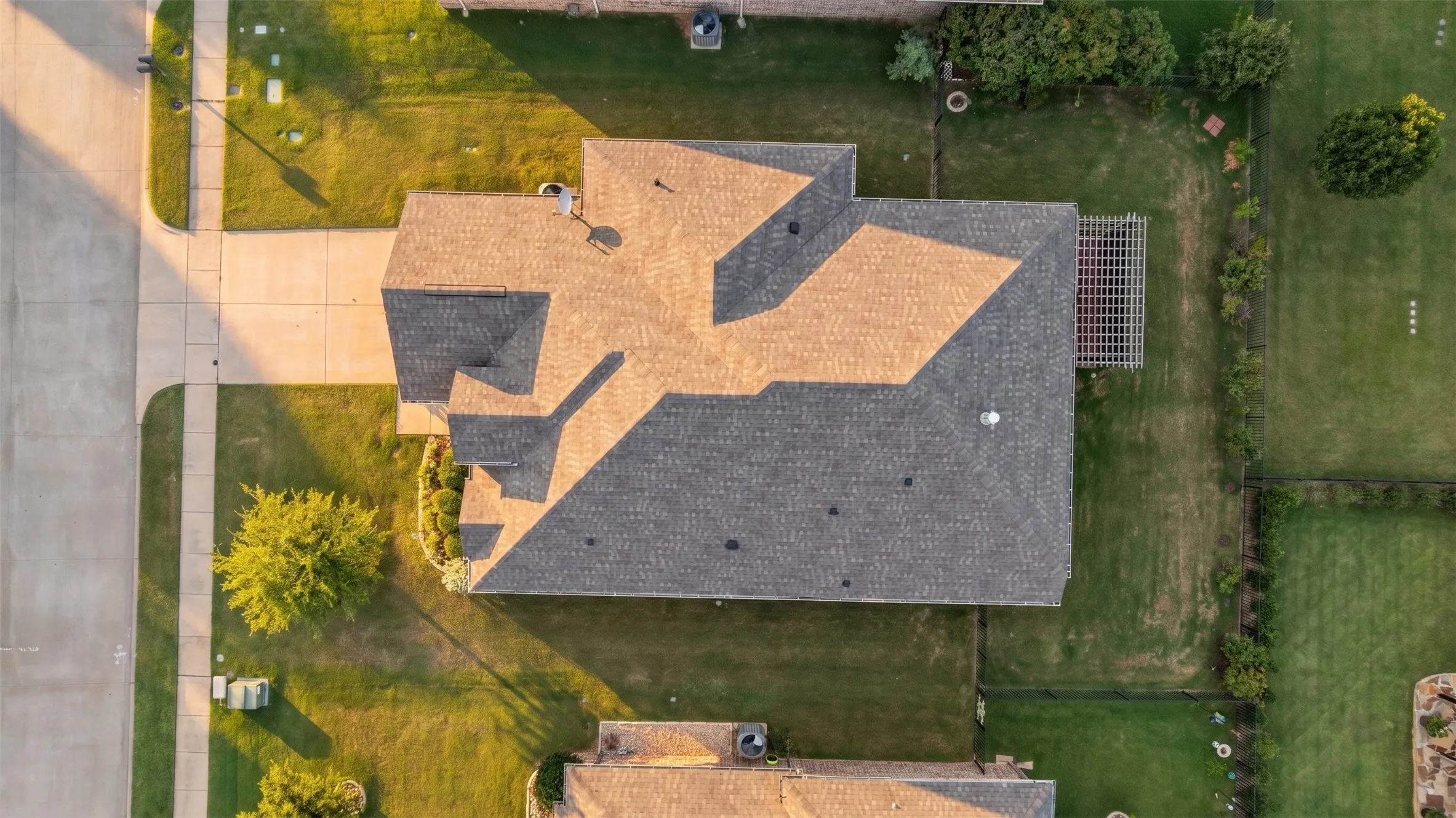 Single Family Residence For Sale in Hood County , 2038 Clive Drive, Granbury, Texas 76048, 3 Bedroom, 2 Bathroom, 2 Garage spaces, 2,142 Sqft, built in 2017, mls#21312415, Real Estate Agent in Granbury, Homes For Sale in Hood county, Homes For Sale in Granbury, Realtor in Granbury Texas, Real Estate Brokerage Independent Realty Texas, Luminita Cordes Realtor