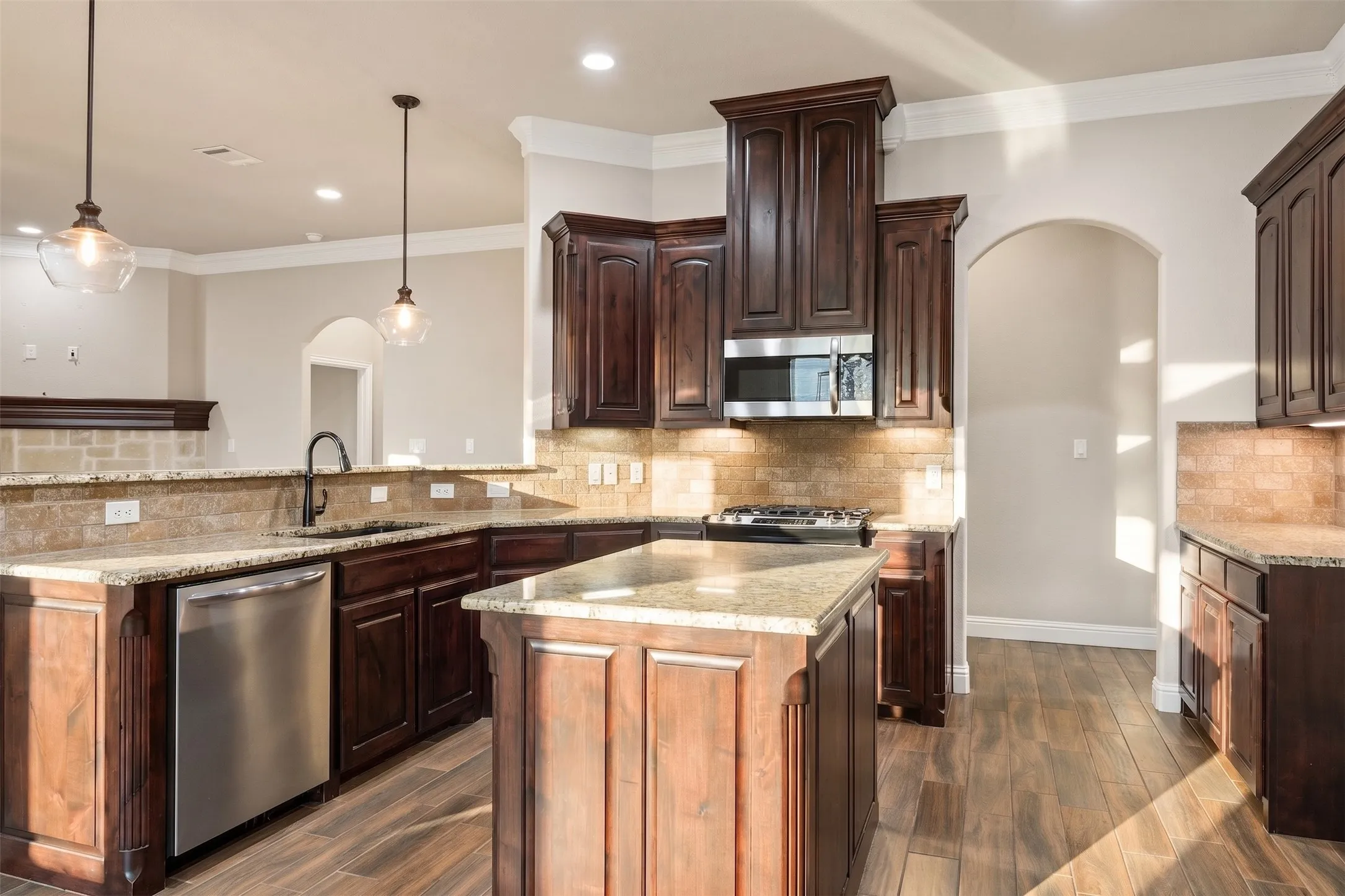 Single Family Residence For Sale in Hood County , 2038 Clive Drive, Granbury, Texas 76048, 3 Bedroom, 2 Bathroom, 2 Garage spaces, 2,142 Sqft, built in 2017, mls#21312415, Real Estate Agent in Granbury, Homes For Sale in Hood county, Homes For Sale in Granbury, Realtor in Granbury Texas, Real Estate Brokerage Independent Realty Texas, Luminita Cordes Realtor