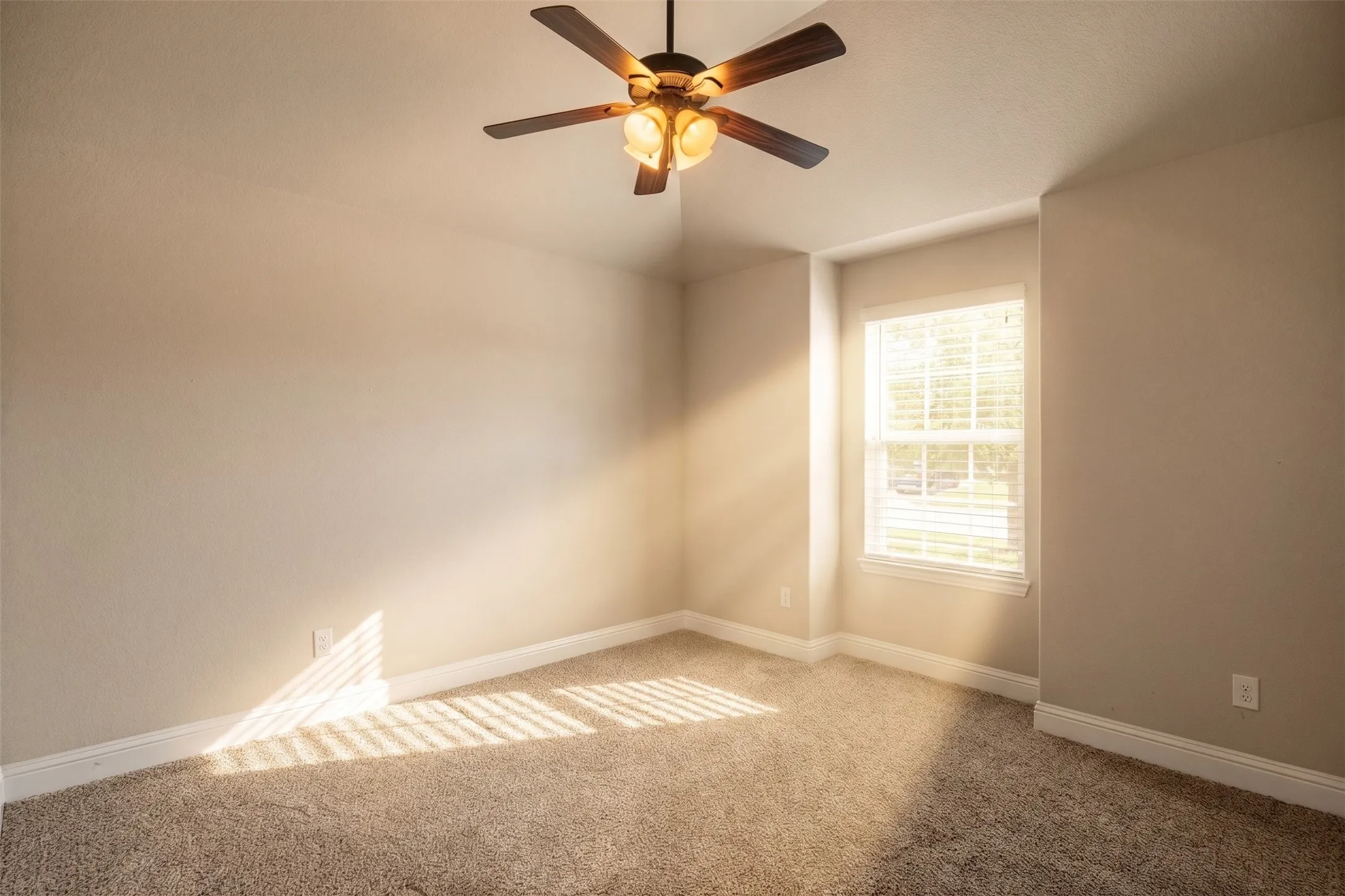 Single Family Residence For Sale in Hood County , 2038 Clive Drive, Granbury, Texas 76048, 3 Bedroom, 2 Bathroom, 2 Garage spaces, 2,142 Sqft, built in 2017, mls#21312415, Real Estate Agent in Granbury, Homes For Sale in Hood county, Homes For Sale in Granbury, Realtor in Granbury Texas, Real Estate Brokerage Independent Realty Texas, Luminita Cordes Realtor