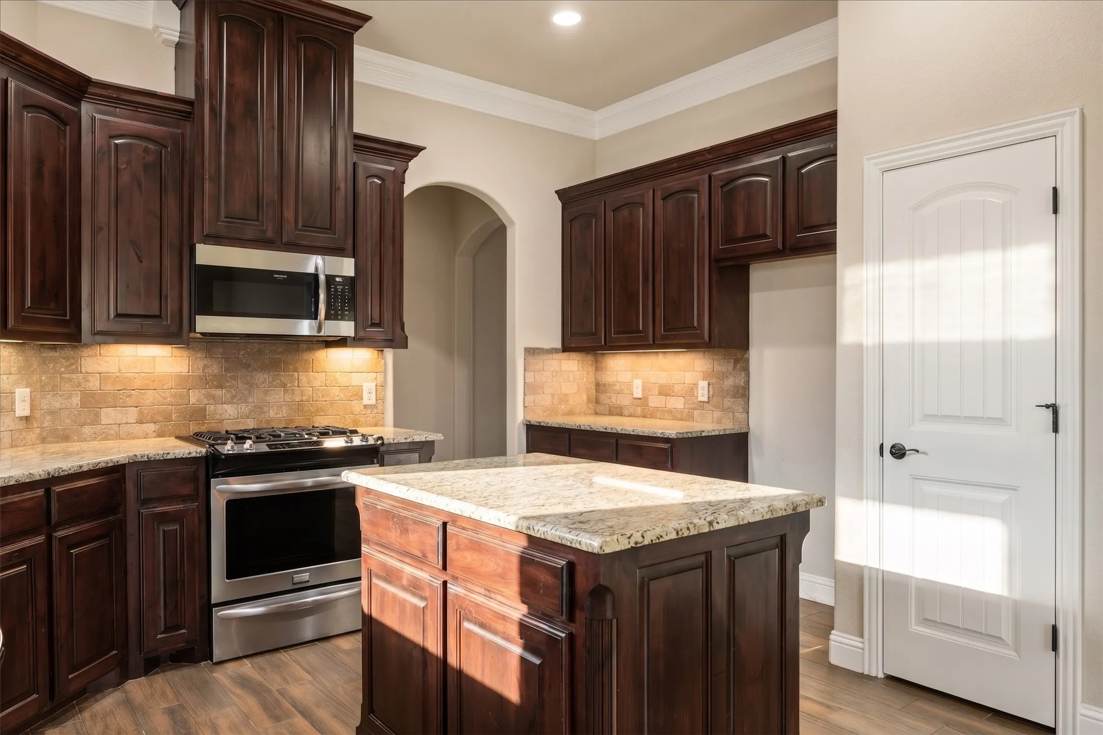 Single Family Residence For Sale in Hood County , 2038 Clive Drive, Granbury, Texas 76048, 3 Bedroom, 2 Bathroom, 2 Garage spaces, 2,142 Sqft, built in 2017, mls#21312415, Real Estate Agent in Granbury, Homes For Sale in Hood county, Homes For Sale in Granbury, Realtor in Granbury Texas, Real Estate Brokerage Independent Realty Texas, Luminita Cordes Realtor