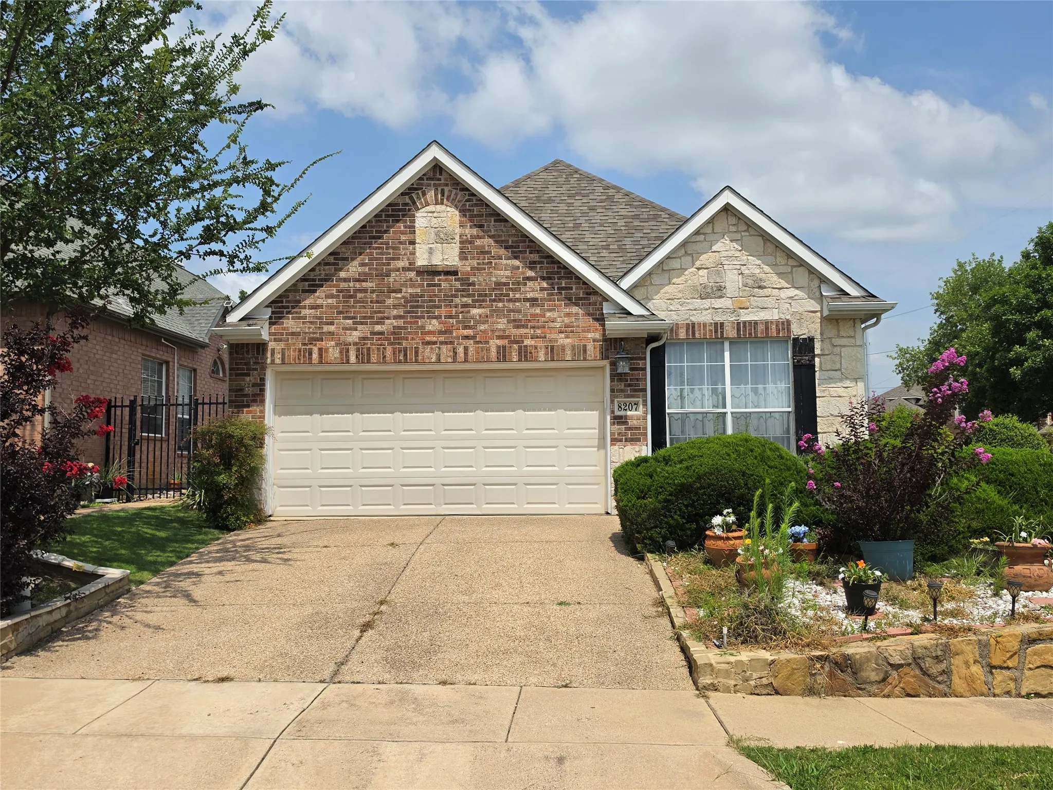 Single Family Residence For Sale in Dallas County , 8207 Persimmon Street, Irving, Texas 75063, 3 Bedroom, 2 Bathroom, 2 Garage spaces, 1,482 Sqft, built in 2000, mls#21308548, Real Estate Agent in Irving, Homes For Sale in Dallas county, Homes For Sale in Irving, Realtor in Irving Texas, Real Estate Brokerage Independent Realty Texas, Luminita Cordes Realtor
