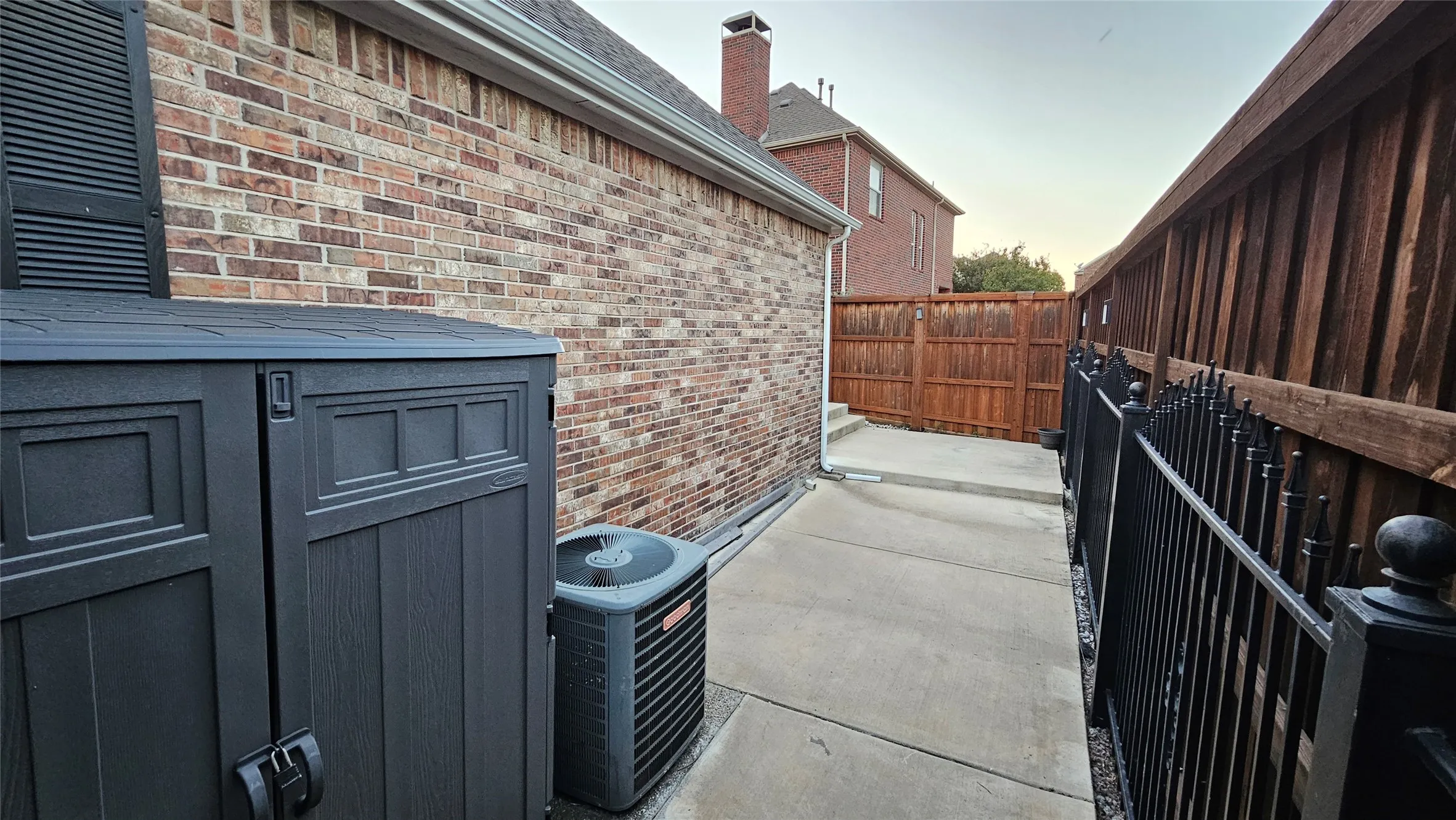 Single Family Residence For Sale in Dallas County , 8207 Persimmon Street, Irving, Texas 75063, 3 Bedroom, 2 Bathroom, 2 Garage spaces, 1,482 Sqft, built in 2000, mls#21308548, Real Estate Agent in Irving, Homes For Sale in Dallas county, Homes For Sale in Irving, Realtor in Irving Texas, Real Estate Brokerage Independent Realty Texas, Luminita Cordes Realtor