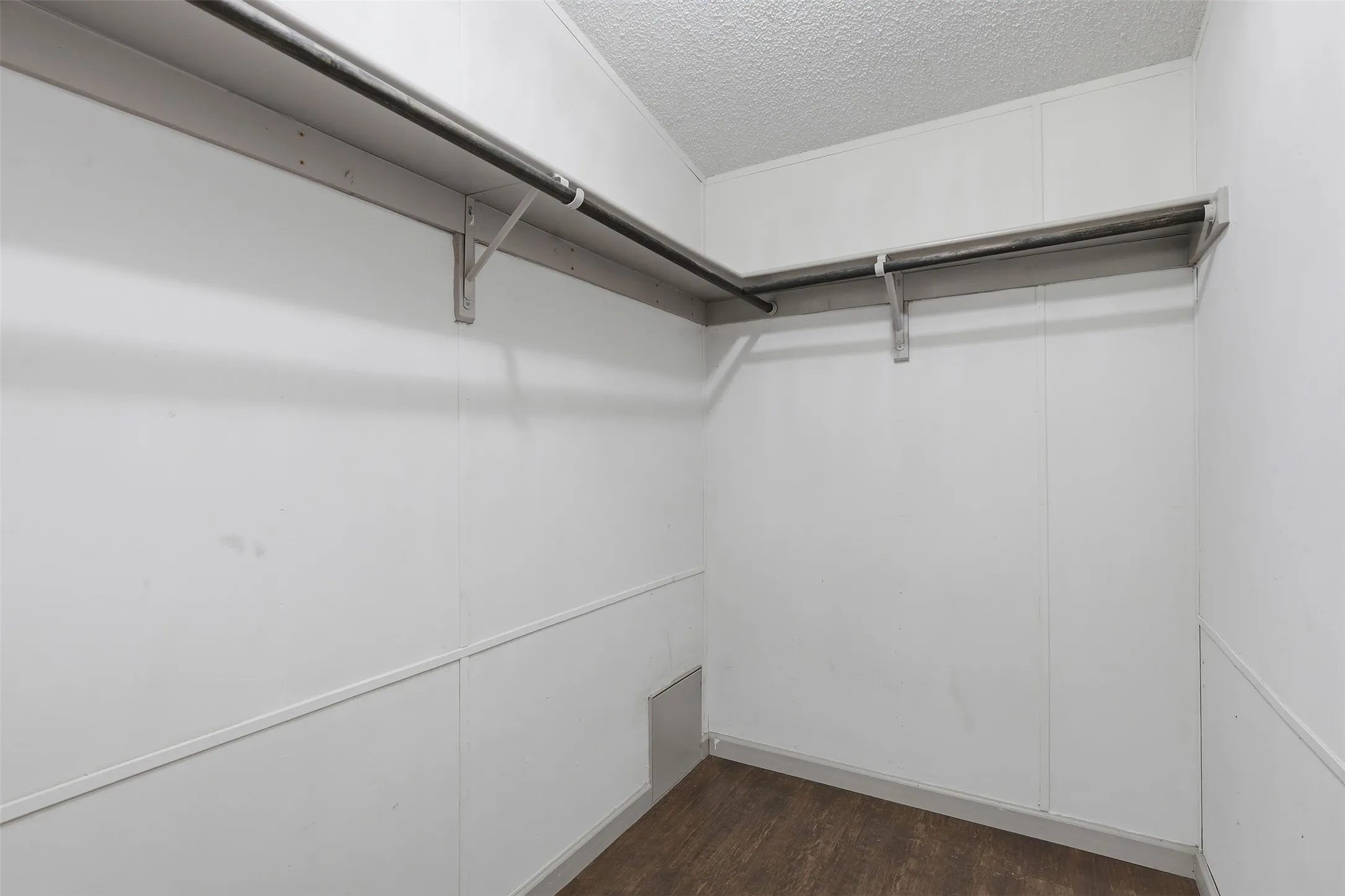 Mobile Home For Sale in Johnson County , 907 Quail Run, Cleburne, Texas 76031, 4 Bedroom, 4 Bathroom, Garage spaces, 3,136 Sqft, built in 1985, mls#21311065, Real Estate Agent in Cleburne, Homes For Sale in Johnson county, Homes For Sale in Cleburne, Realtor in Cleburne Texas, Real Estate Brokerage Independent Realty Texas, Luminita Cordes Realtor
