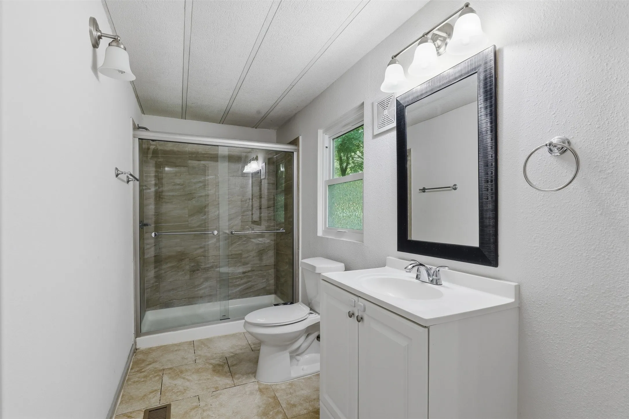 Mobile Home For Sale in Johnson County , 907 Quail Run, Cleburne, Texas 76031, 4 Bedroom, 4 Bathroom, Garage spaces, 3,136 Sqft, built in 1985, mls#21311065, Real Estate Agent in Cleburne, Homes For Sale in Johnson county, Homes For Sale in Cleburne, Realtor in Cleburne Texas, Real Estate Brokerage Independent Realty Texas, Luminita Cordes Realtor