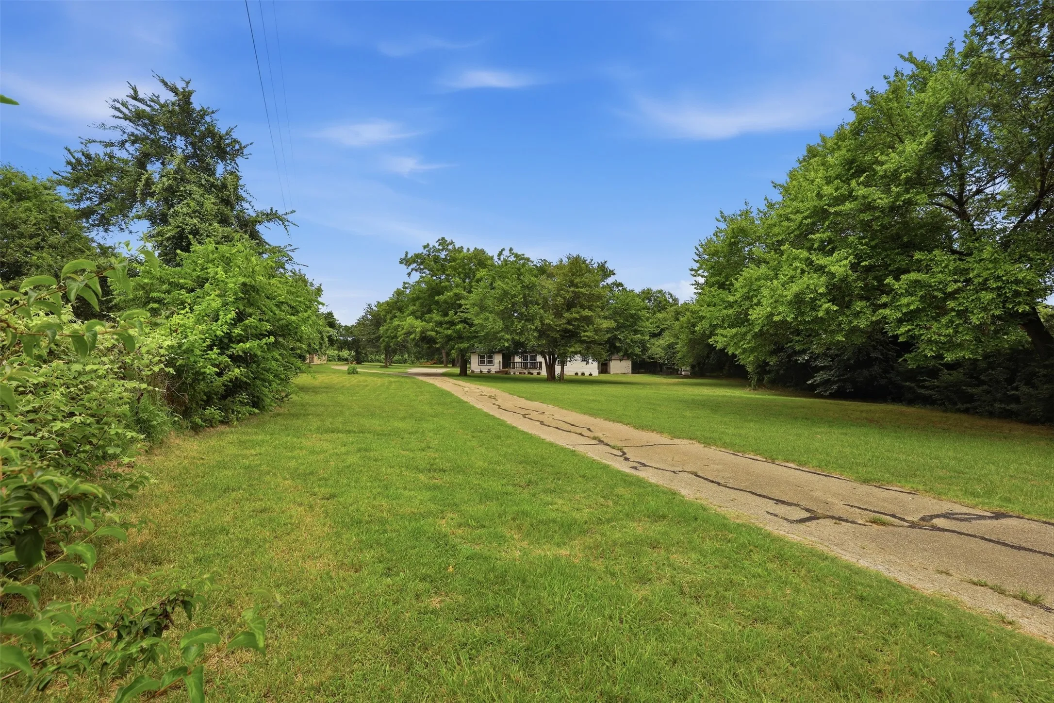 Mobile Home For Sale in Johnson County , 907 Quail Run, Cleburne, Texas 76031, 4 Bedroom, 4 Bathroom, Garage spaces, 3,136 Sqft, built in 1985, mls#21311065, Real Estate Agent in Cleburne, Homes For Sale in Johnson county, Homes For Sale in Cleburne, Realtor in Cleburne Texas, Real Estate Brokerage Independent Realty Texas, Luminita Cordes Realtor